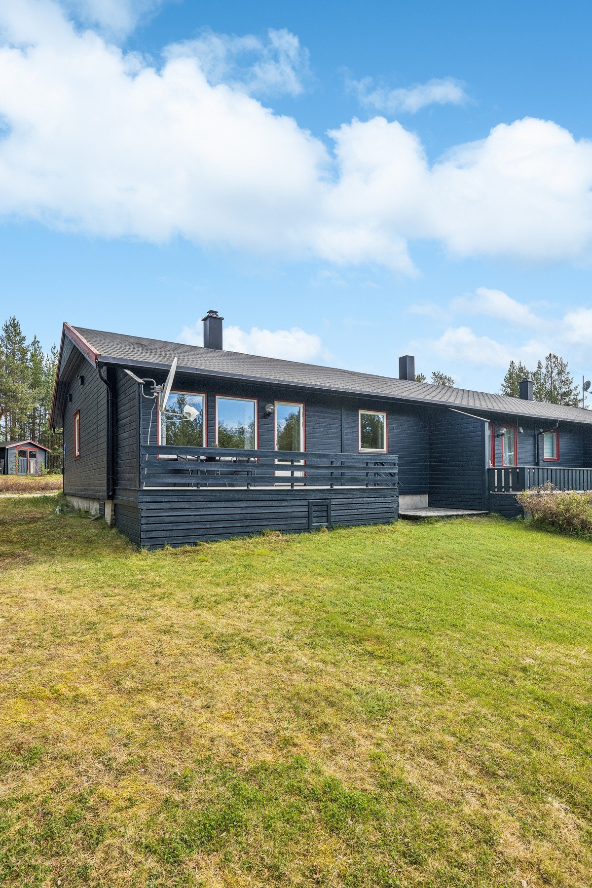 Stor gressplen og naturtomt rundt boligen. Galleribilde