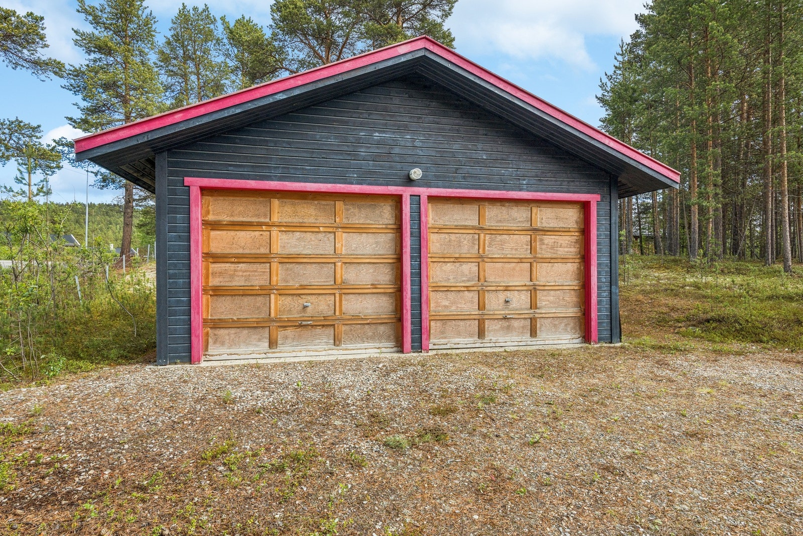 Frittstående dobbelgarasje på eiendommen. Galleribilde