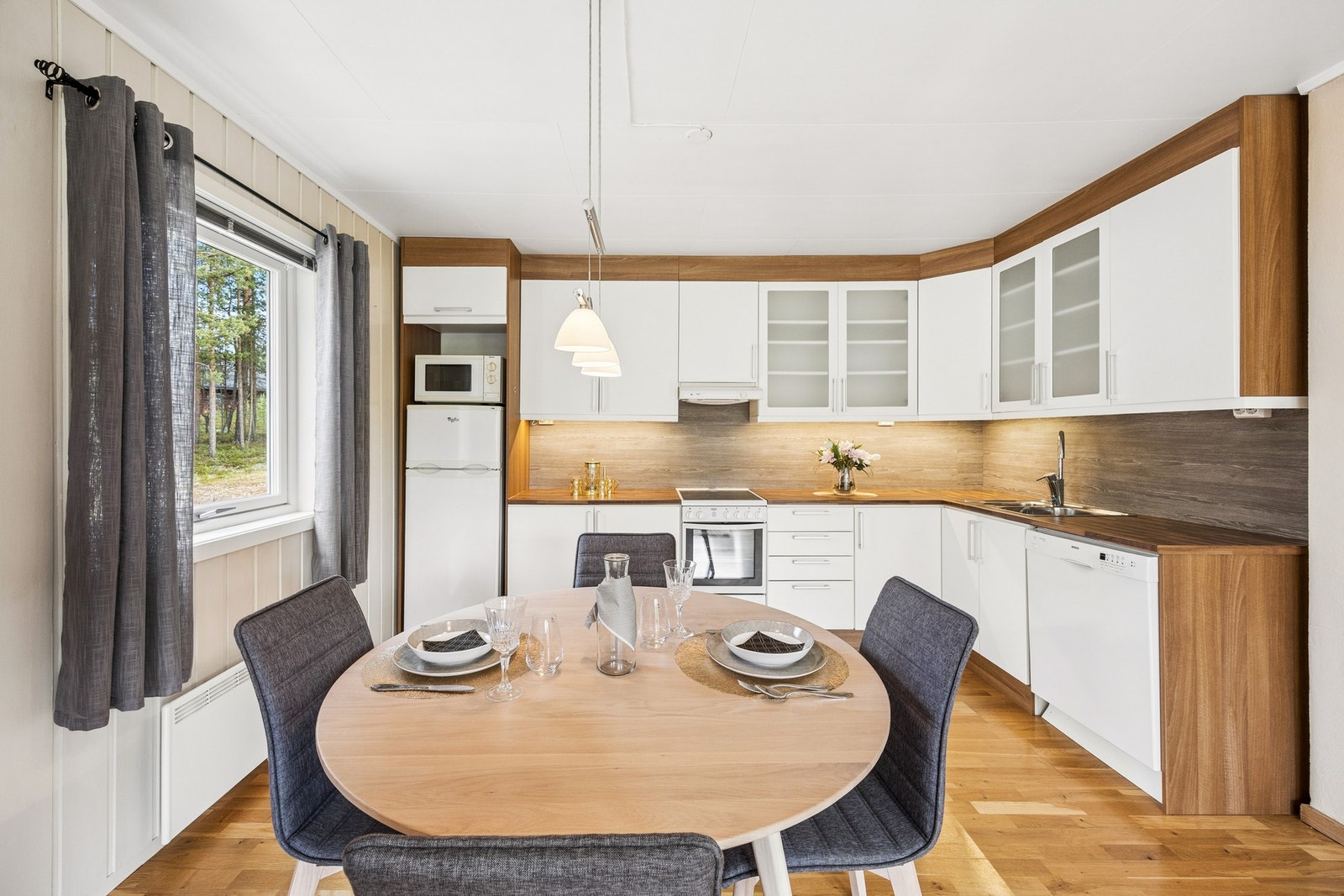 Godt med oppbevaringsplass i over- og underskap. Galleribilde