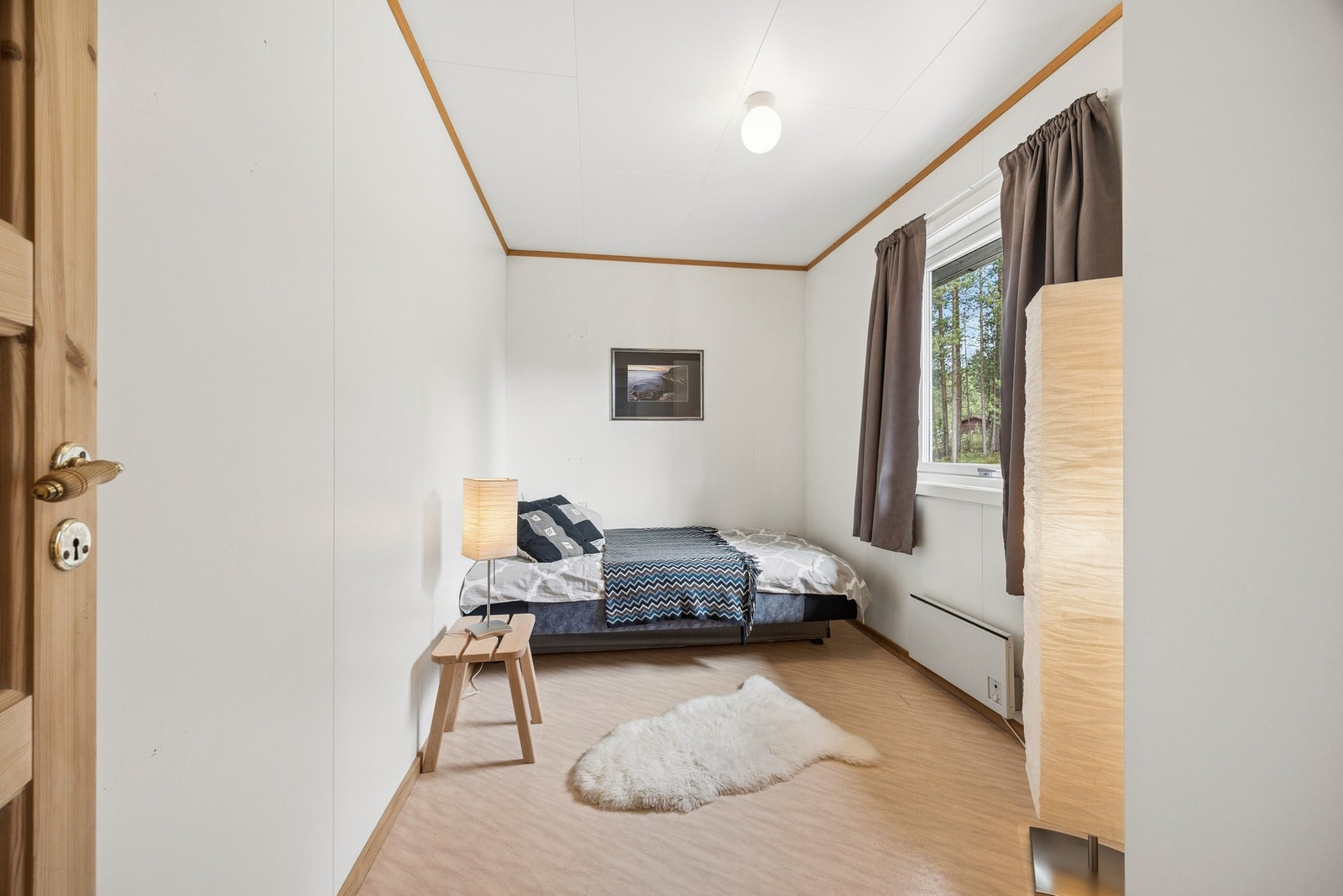 Lyst soverom med plass til seng og oppbevaring. Galleribilde