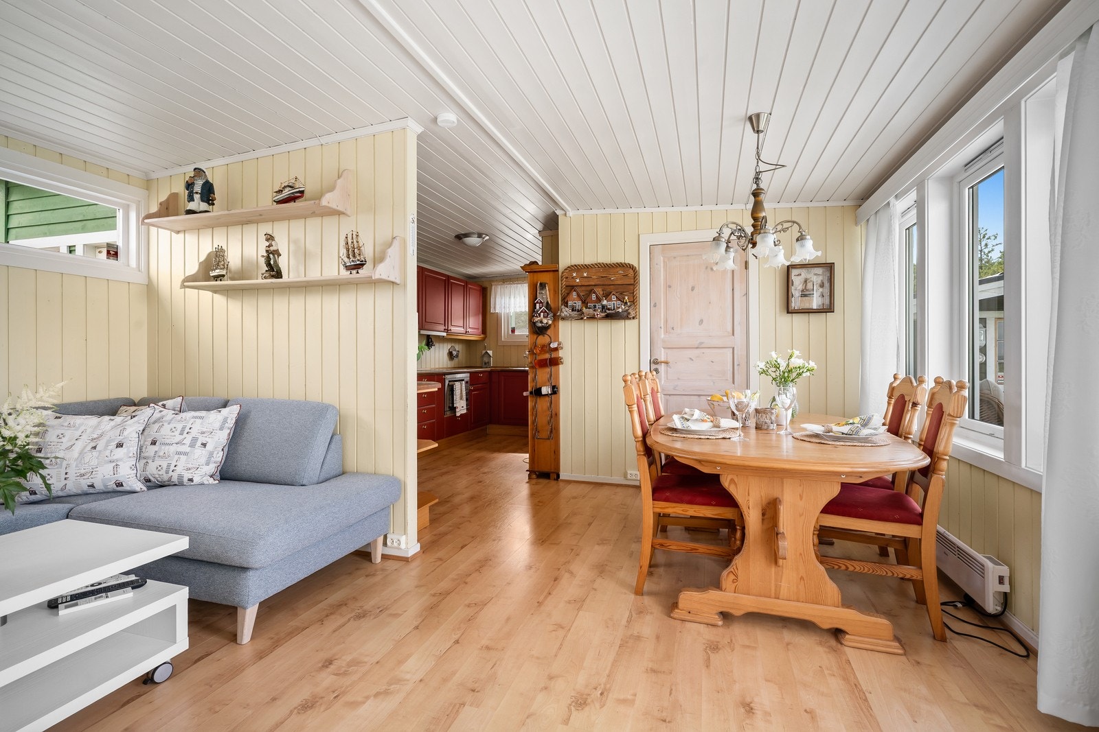 Spiseplassen ligger fint plassert mellom kjøkkenet og de store vindusflatene, perfekt for hyggelige måltider. Galleribilde