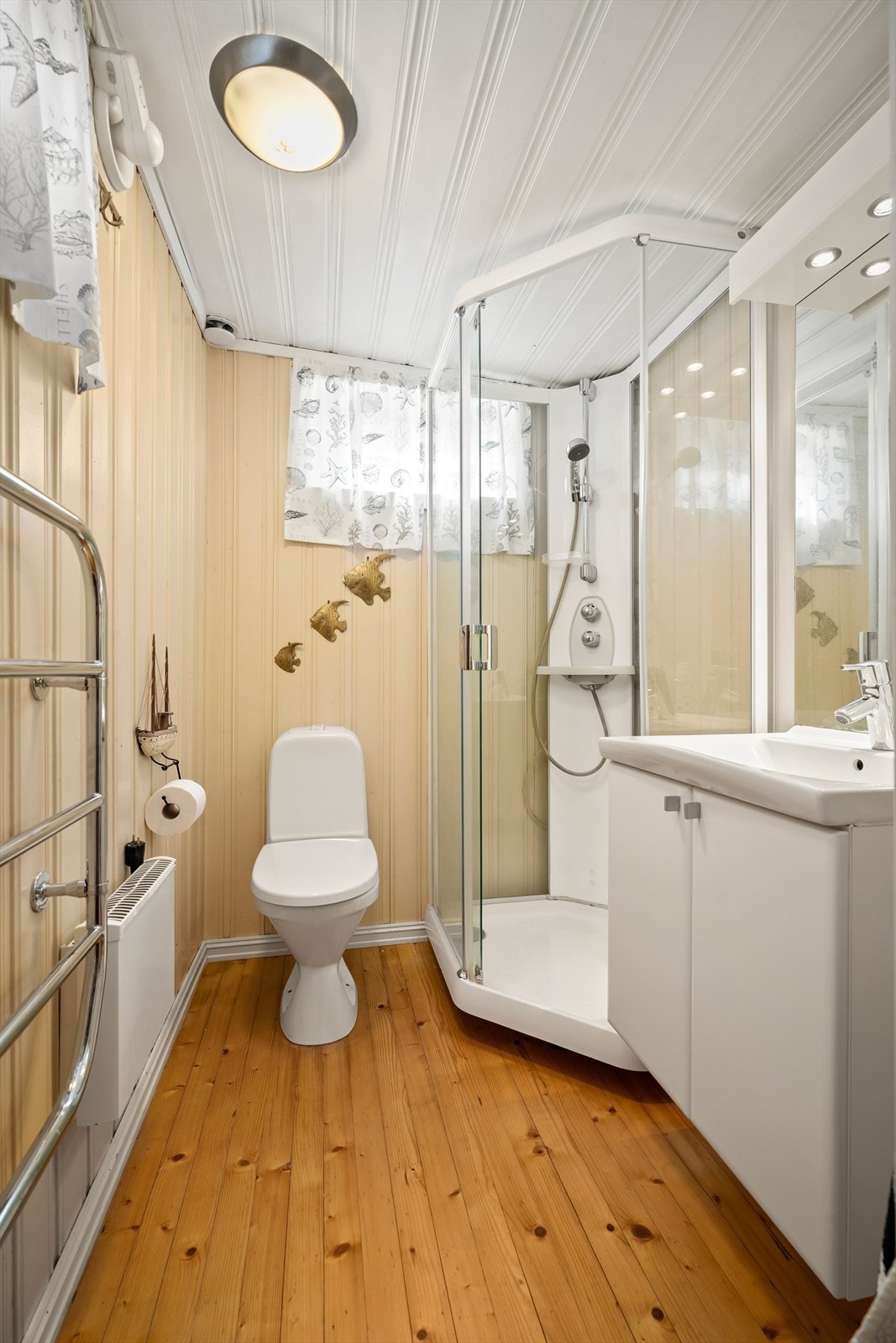 Praktisk baderom/toalettrom med dusjløsning, servantinnredning og WC - godt tilrettelagt for komfortabel hyttebruk. Galleribilde