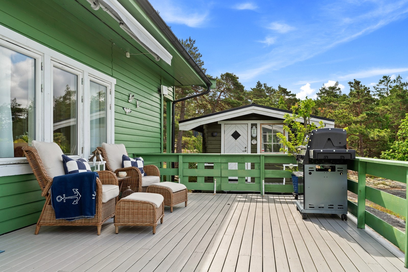 Den romslige terrassen har god plass til flere sittegrupper og grill, med naturskjønne omgivelser som bakteppe. Tilstandsrapporten oppgir totalt ca. 90 m² terrasse- og balkongareal. Galleribilde