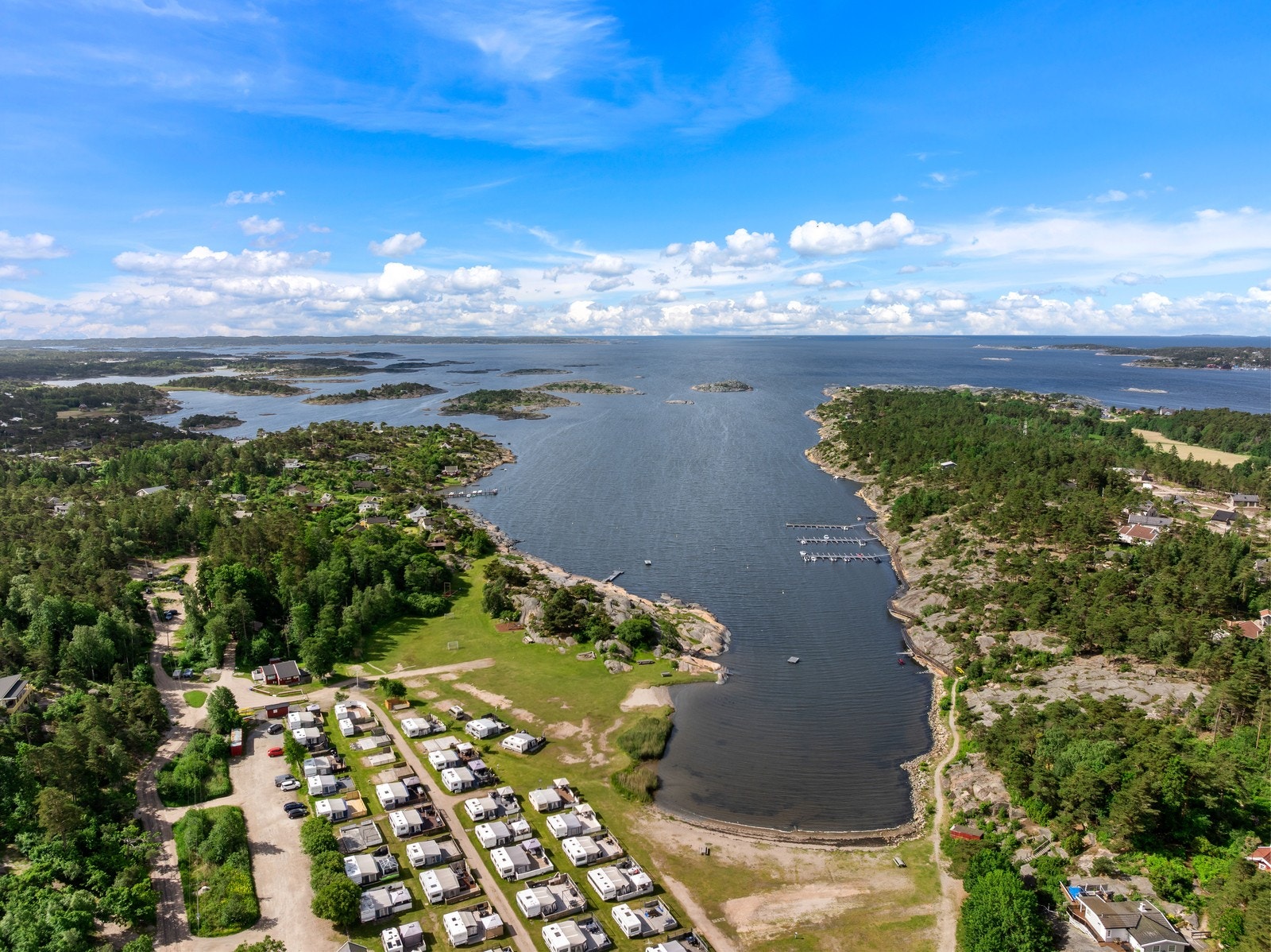 Nærområdet byr på ekte kystfølelse, med sjø, holmer og flotte rekreasjonsmuligheter like i nærheten. Galleribilde