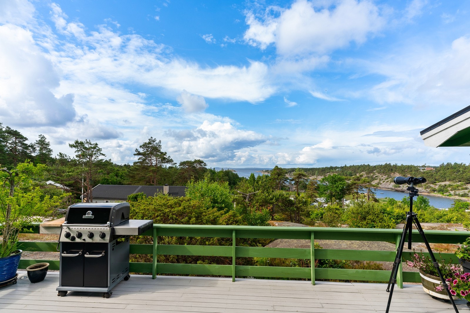 Terrassen byr på vidstrakt utsyn over sjø, svaberg og frodig vegetasjon - et nydelig sted å nyte sommerdagene. Galleribilde