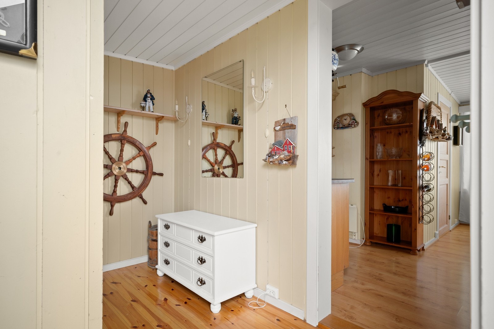 Gangpartiet har en sjarmerende, maritim stil og binder hyttas oppholdsrom og private soner naturlig sammen. Galleribilde