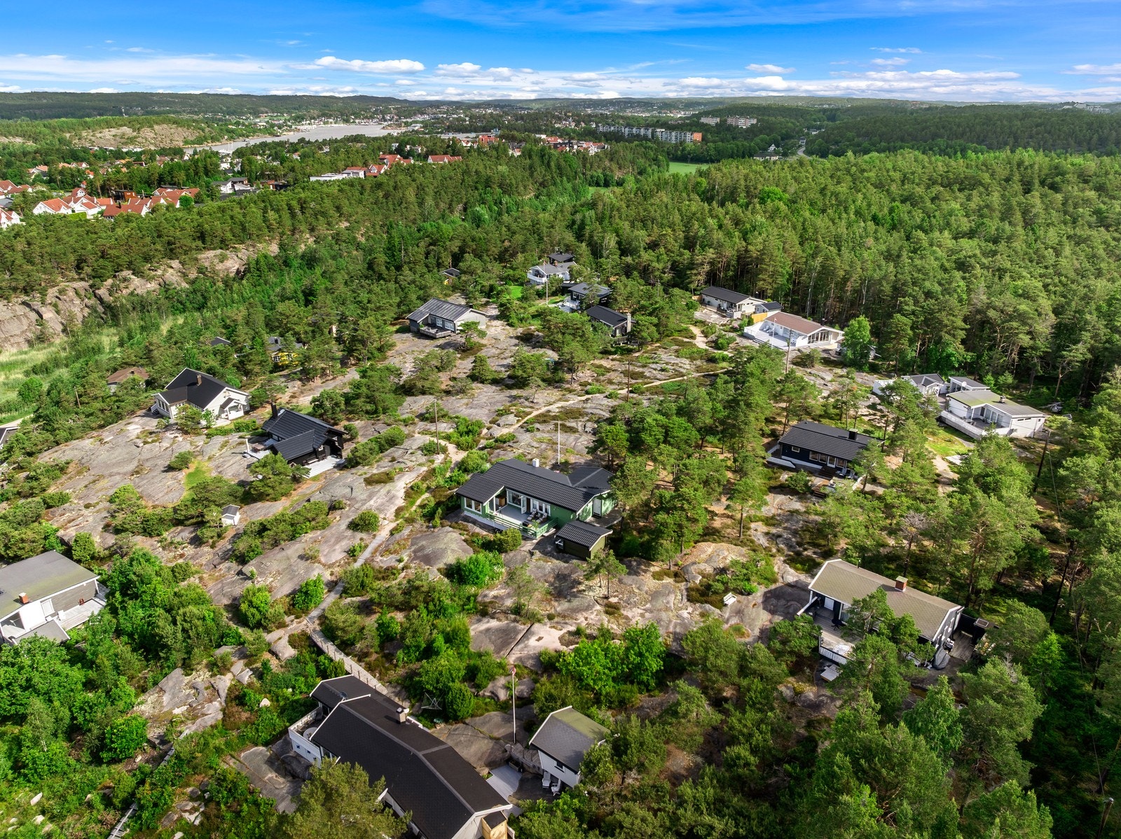 Oversiktsbildet fremhever den særegne hytteidyllen med svaberg, furuskog og god avstand mellom bebyggelsen. Galleribilde