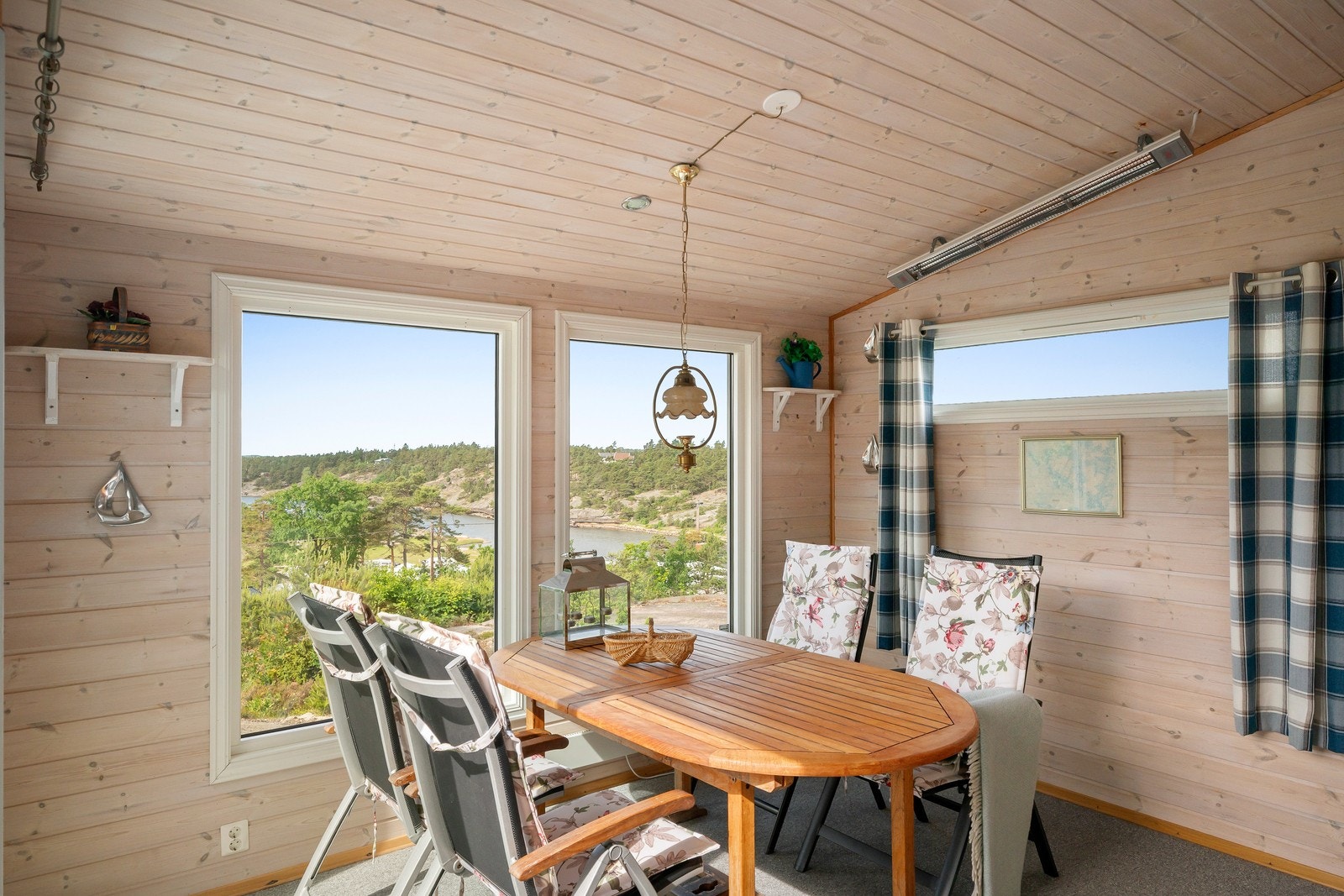 Her kan måltidene nytes i ly for vær og vind, samtidig som de store vinduene ivaretar kontakten med naturen. Eiendommen har totalt 18 m² BRA-e i tillegg til hovedhytta. Galleribilde