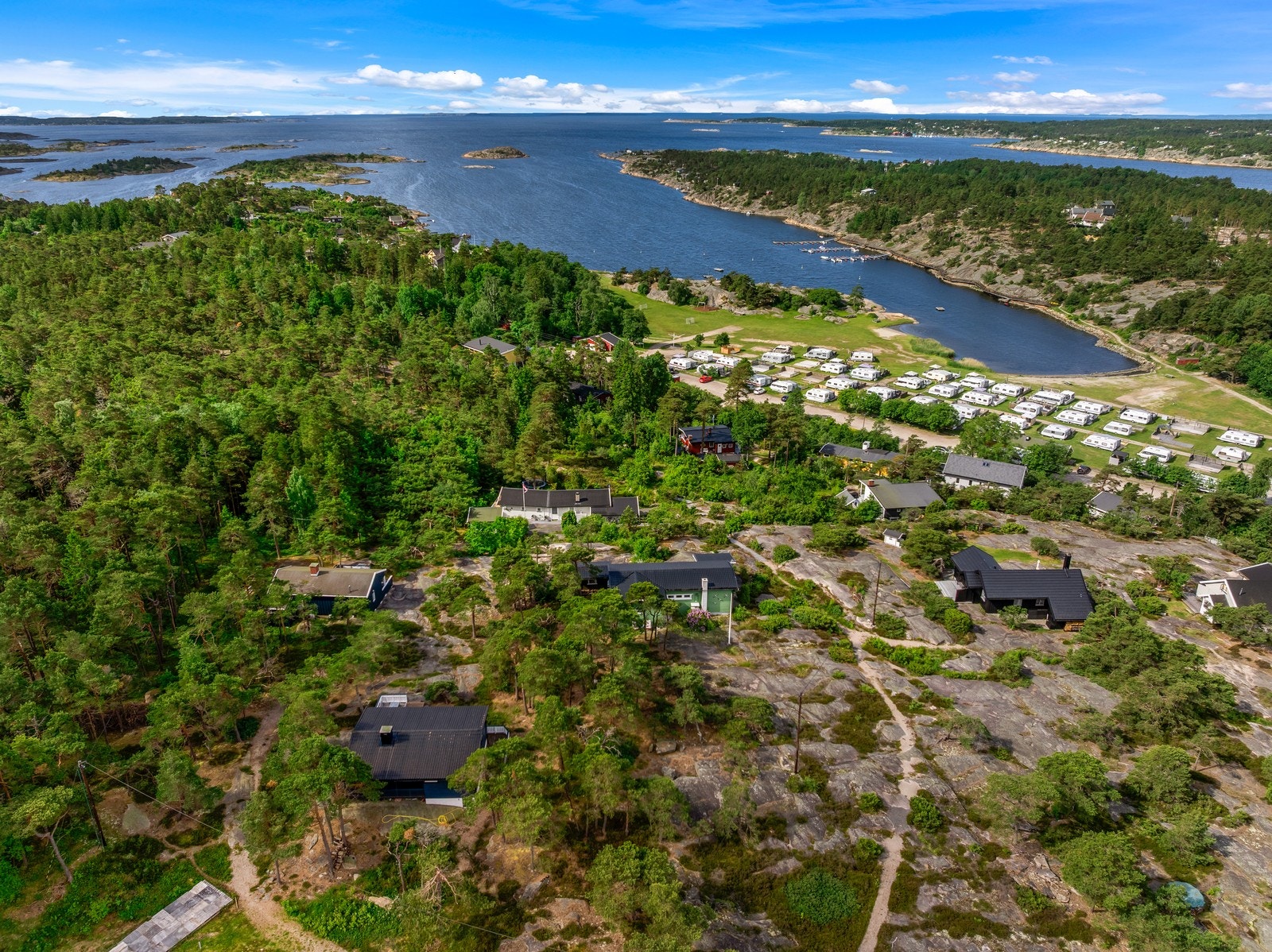 Området byr på et rikt fritidstilbud med fine turmuligheter, badeplasser, båtliv og skjærgårdsopplevelser like i nærheten - perfekt for aktive sommerdager ved kysten. Galleribilde