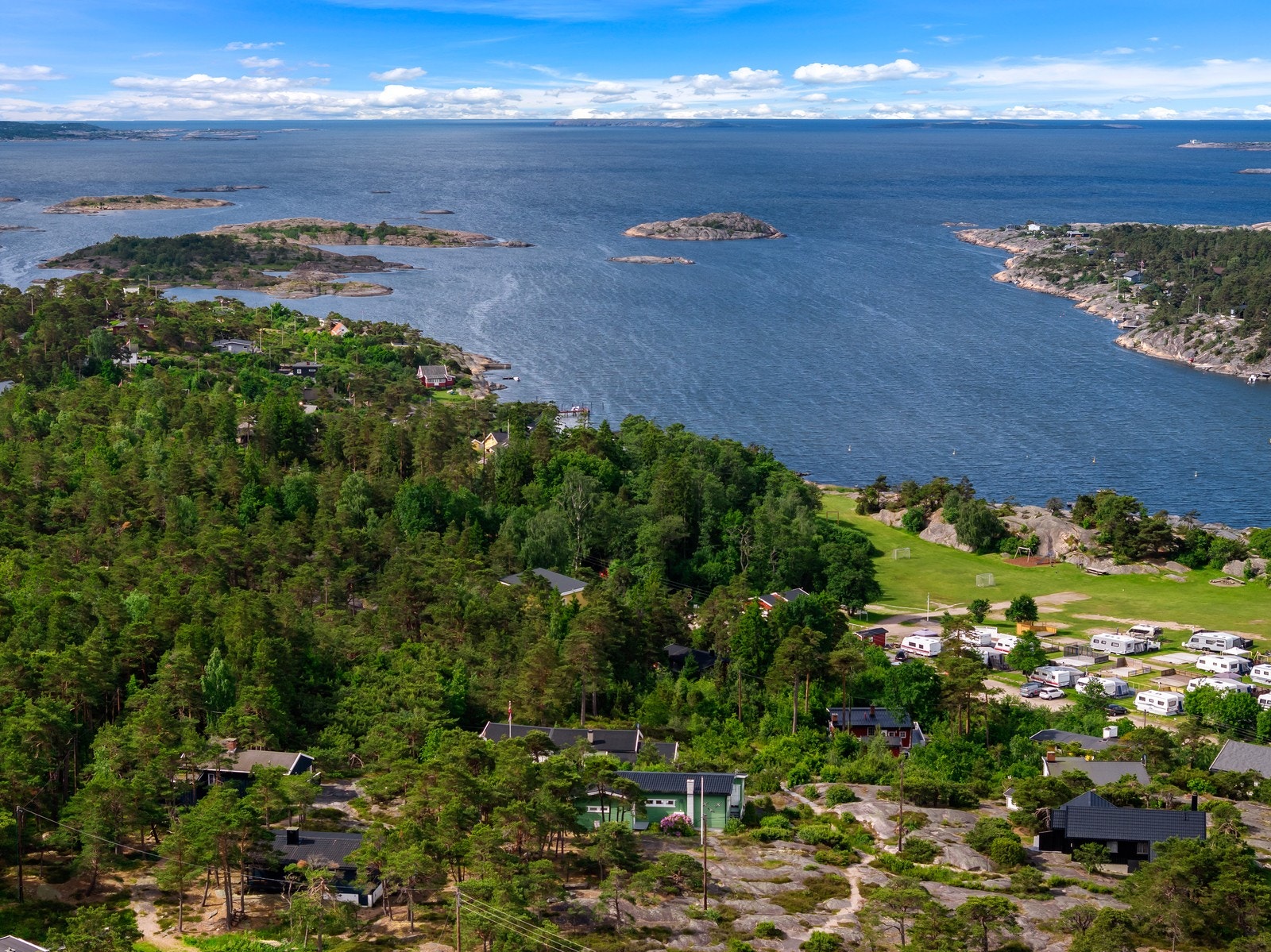 Flott oversiktsbilde som fremhever den attraktive beliggenheten ved den vakre Hvaler-skjærgården. Galleribilde