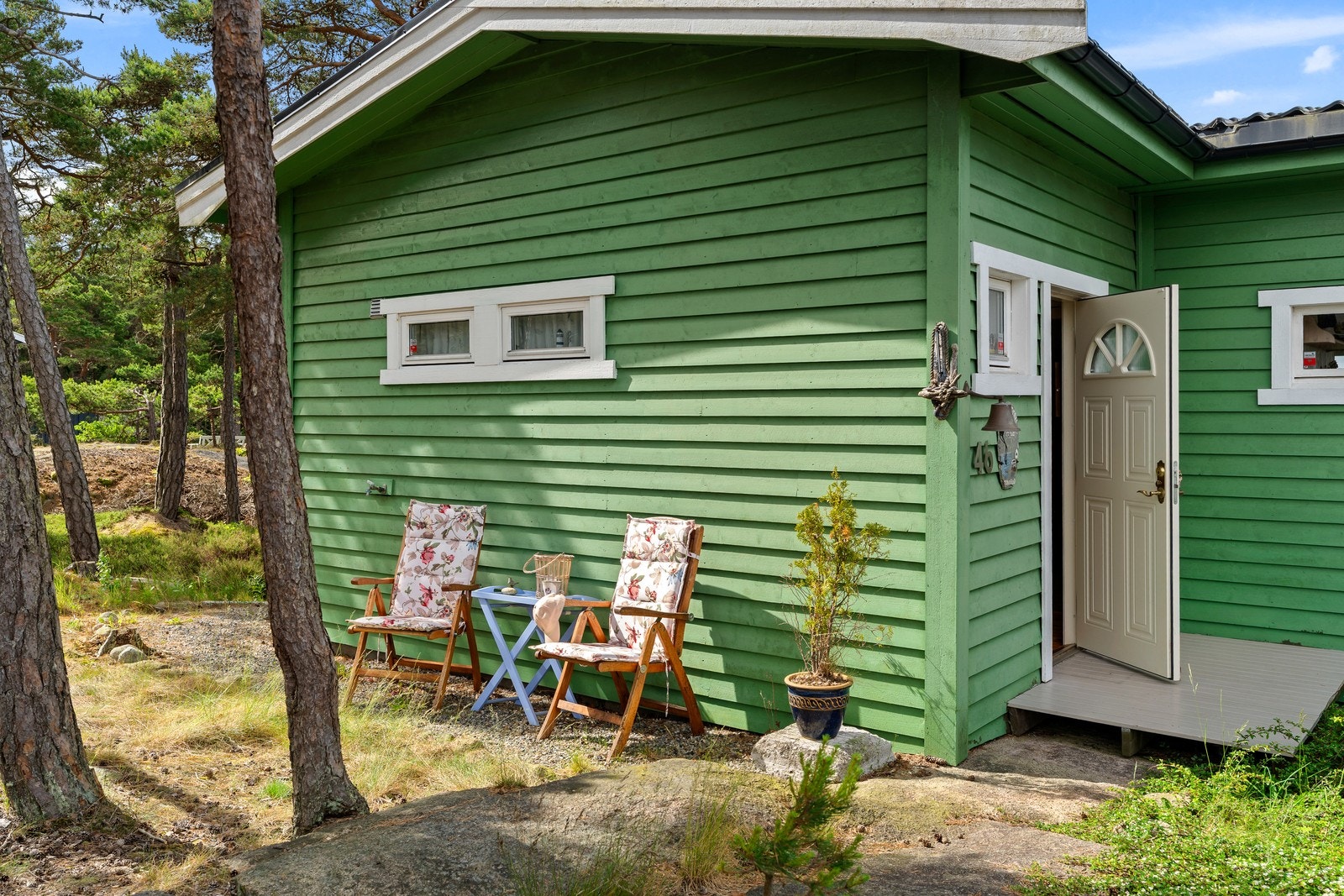 Inngangspartiet har en koselig sitteplass, perfekt for morgenkaffen i fredelige omgivelser. Galleribilde