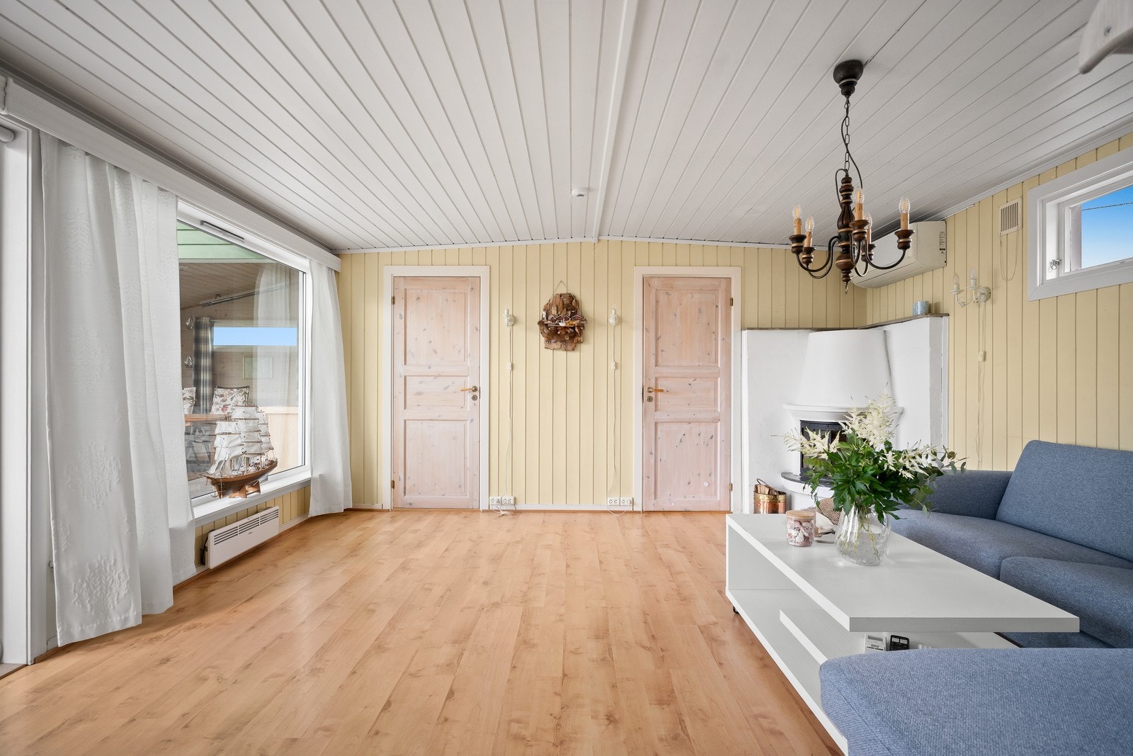 Stuen har god gulvplass og en praktisk planløsning med enkel adkomst til hyttas øvrige rom. Galleribilde