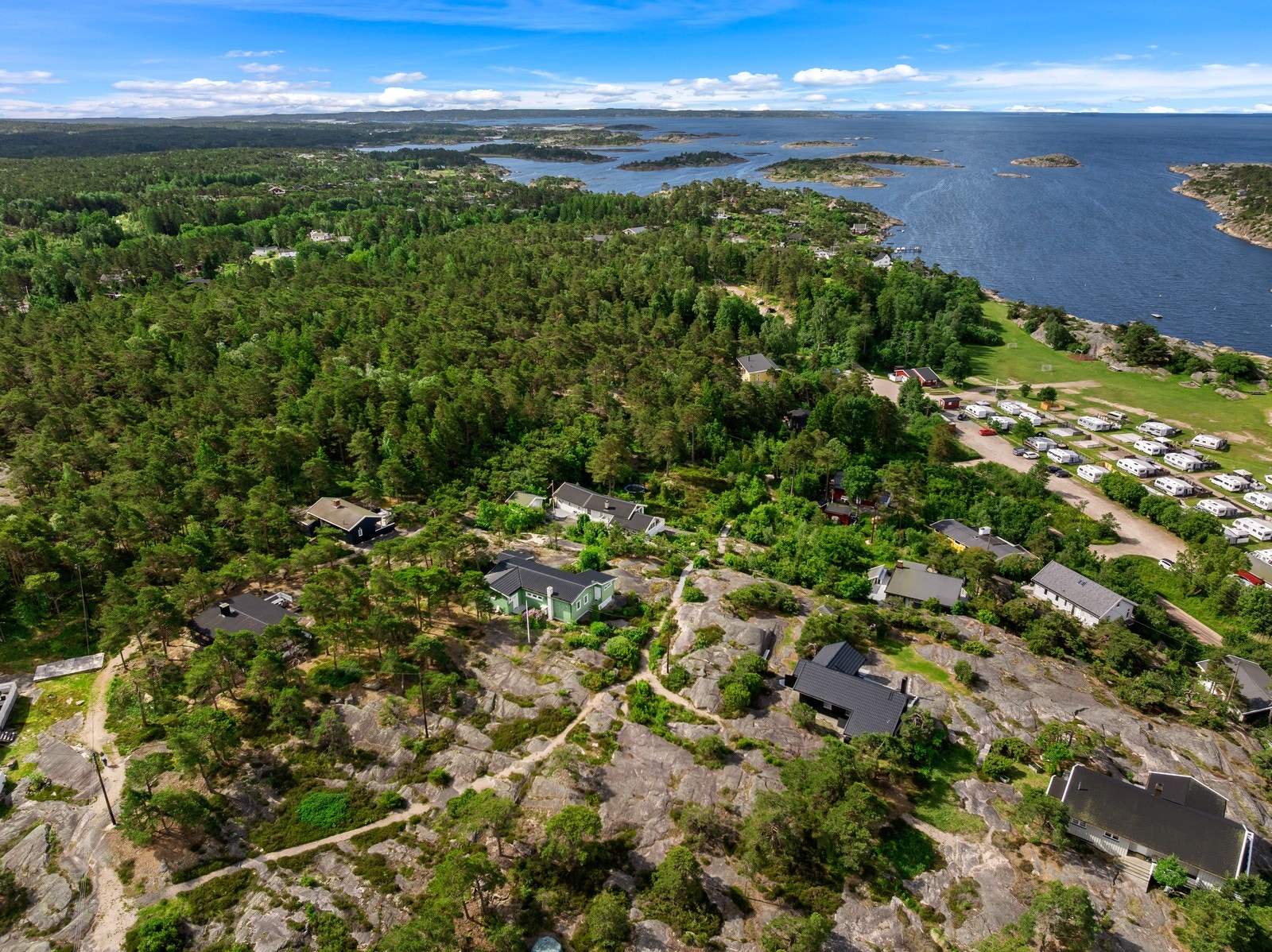 Herfra er det kort vei til dagligvare, barnehage/skole og øvrige tilbud som gjør hyttelivet enkelt og komfortabelt. Galleribilde