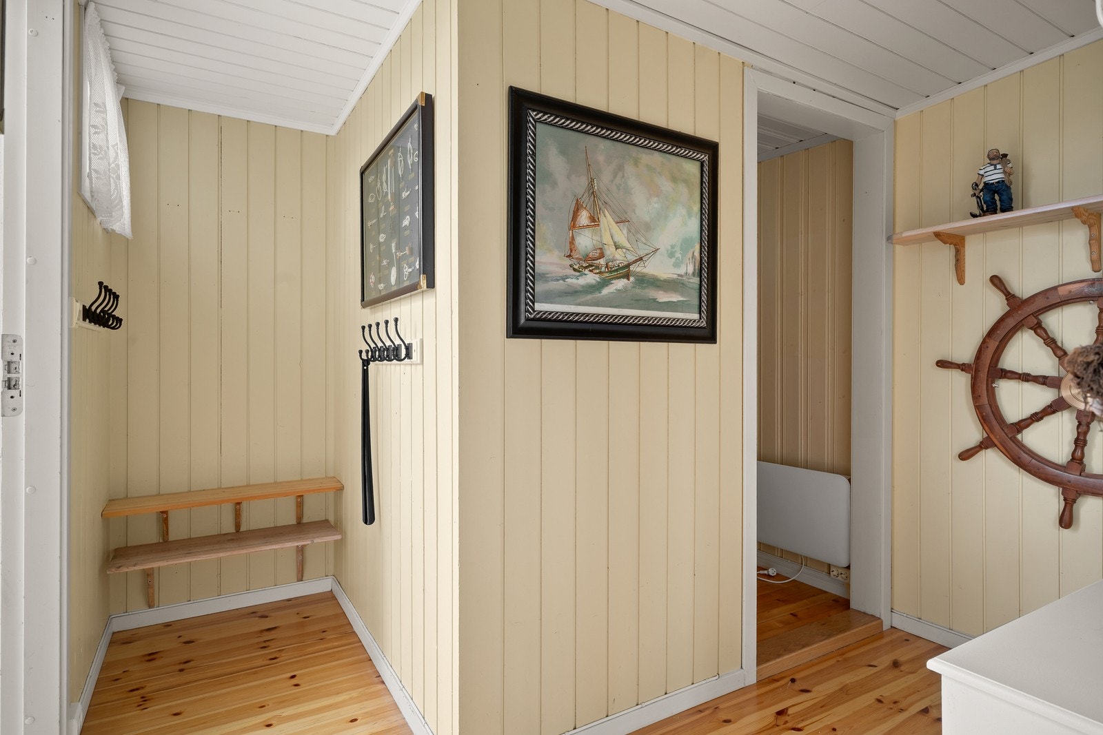 Entré med benk og knaggrekke - en praktisk velkomstsone etter dager ute i skjærgårdsnaturen. Galleribilde