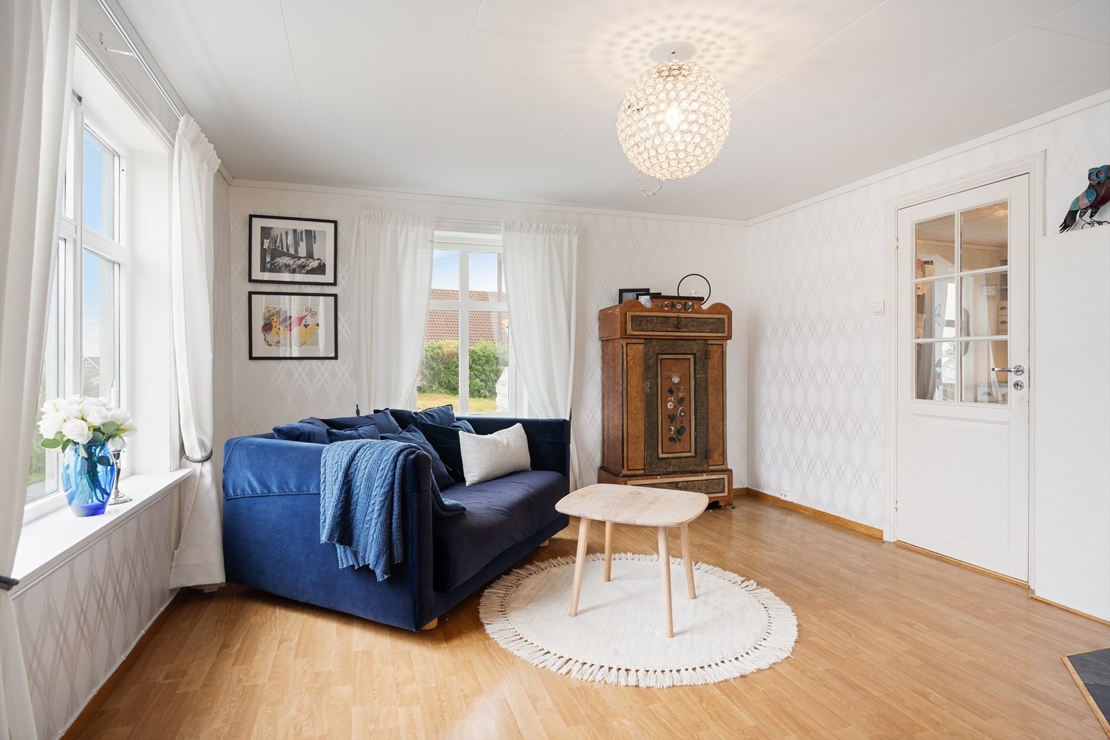 Gjennomgående heltre fyllingsdører i malt utførelse binder rommene sammen. Galleribilde