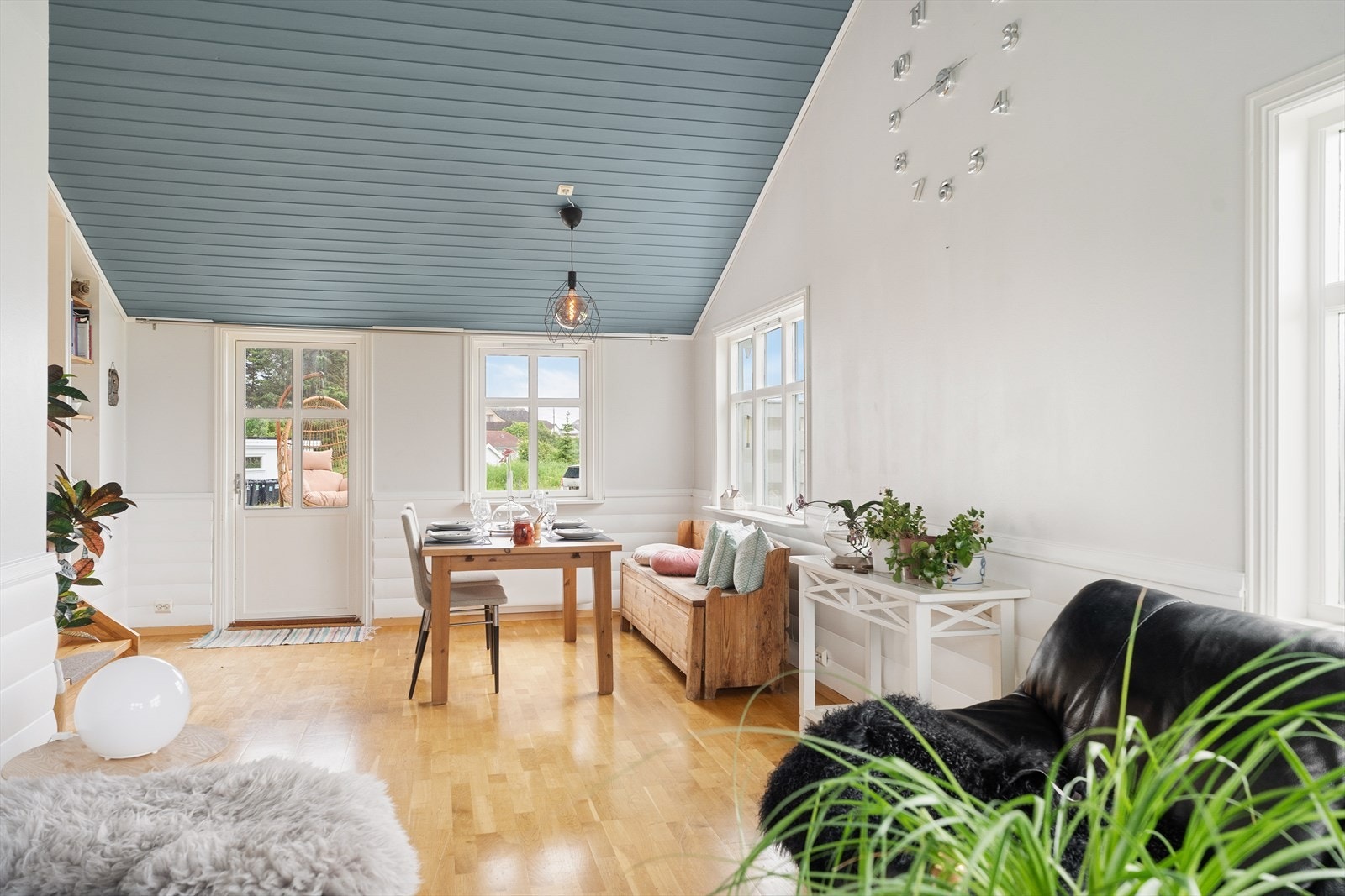Store vindusflater slipper inn rikelig med dagslys i spisestuen. Galleribilde