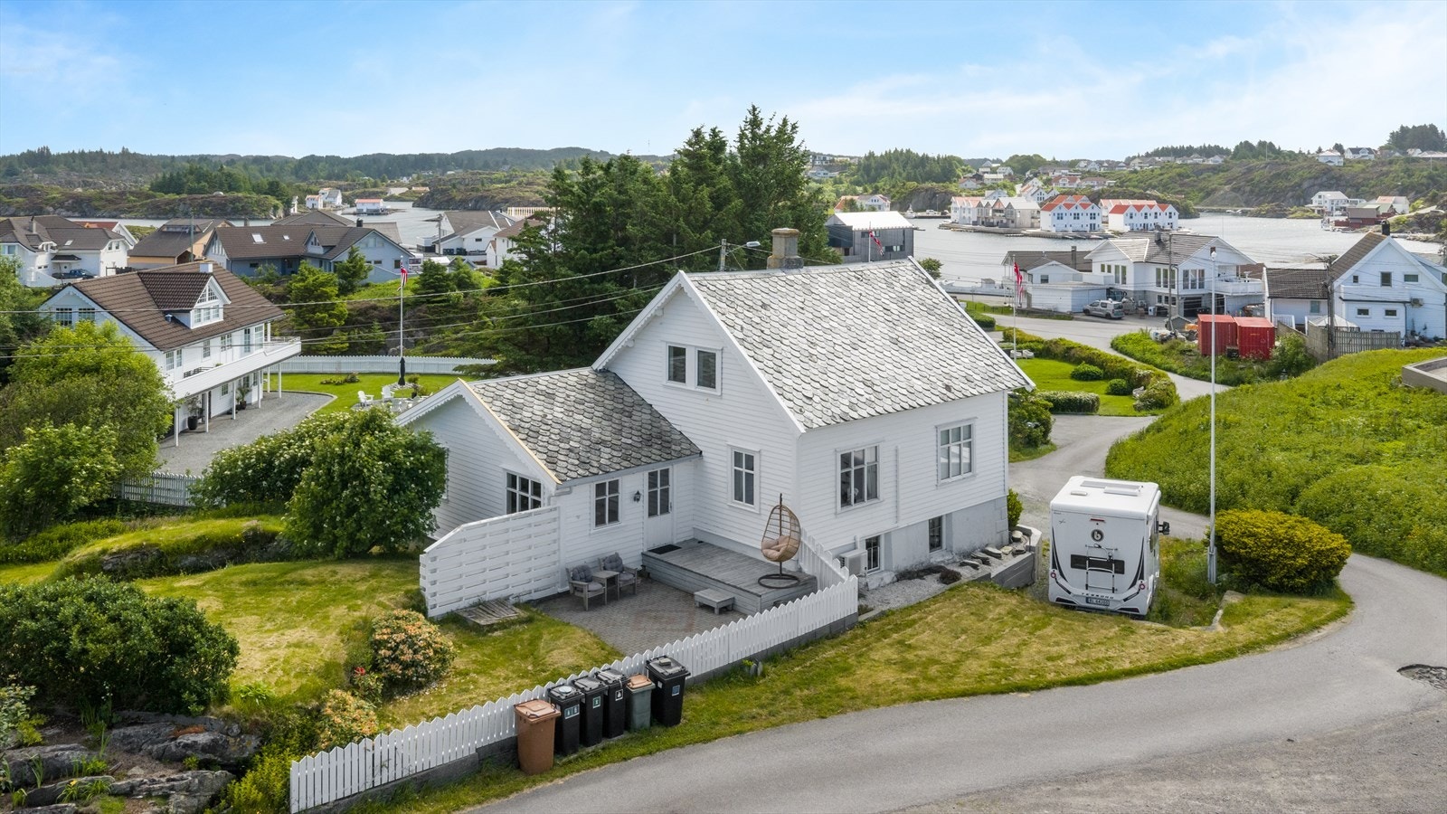 Sjarmerende enebolig med en idyllisk og barnevennlig beliggenhet på Salvøy. Galleribilde
