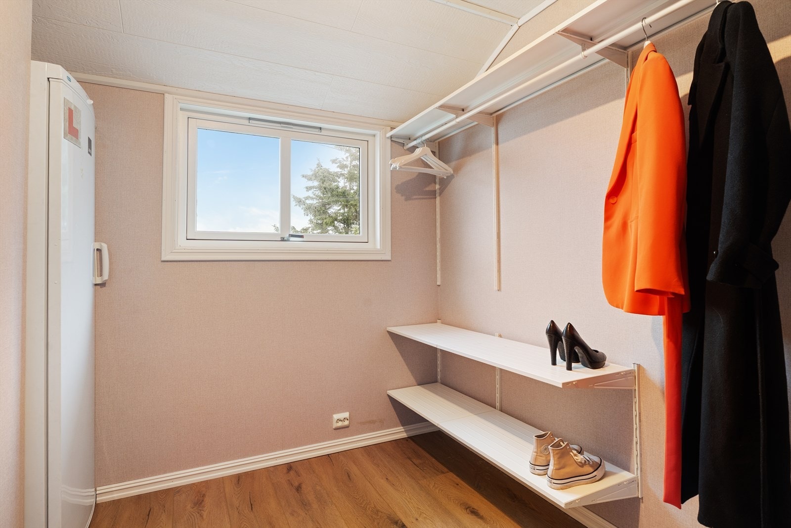 Praktisk innredet rom som i dag benyttes som garderobe. Galleribilde