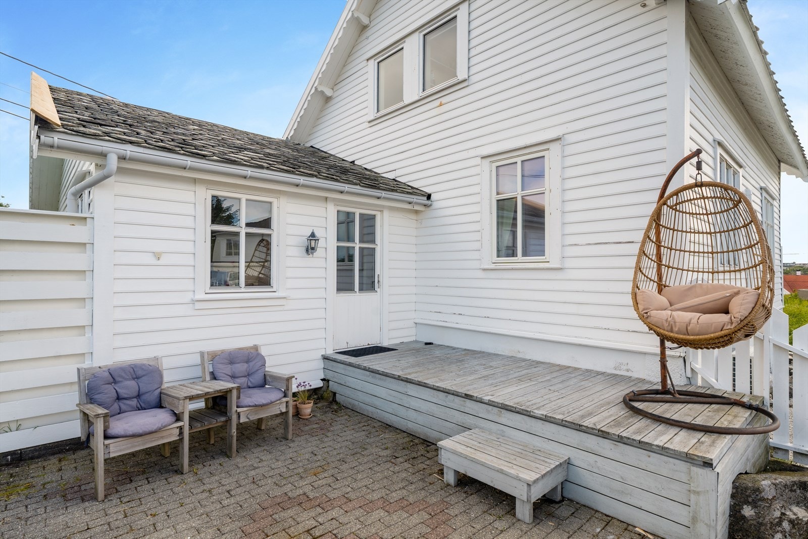 En av flere uteplasser på eiendommen. Galleribilde
