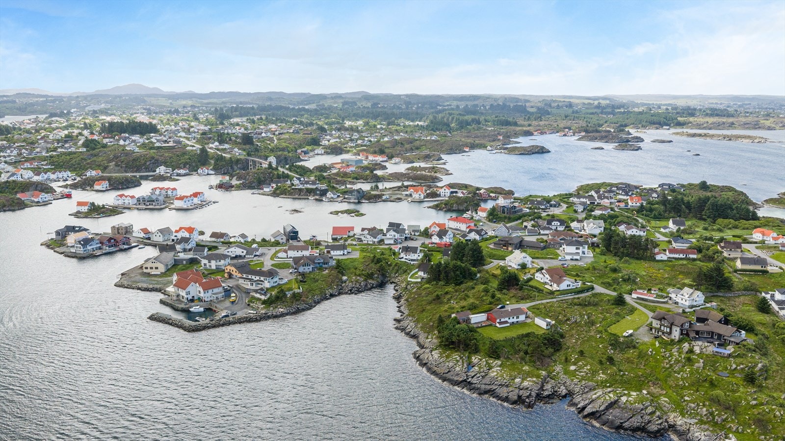 I nærområdet finner man den populære badeplassen Lauvikje med sandstrand. Galleribilde