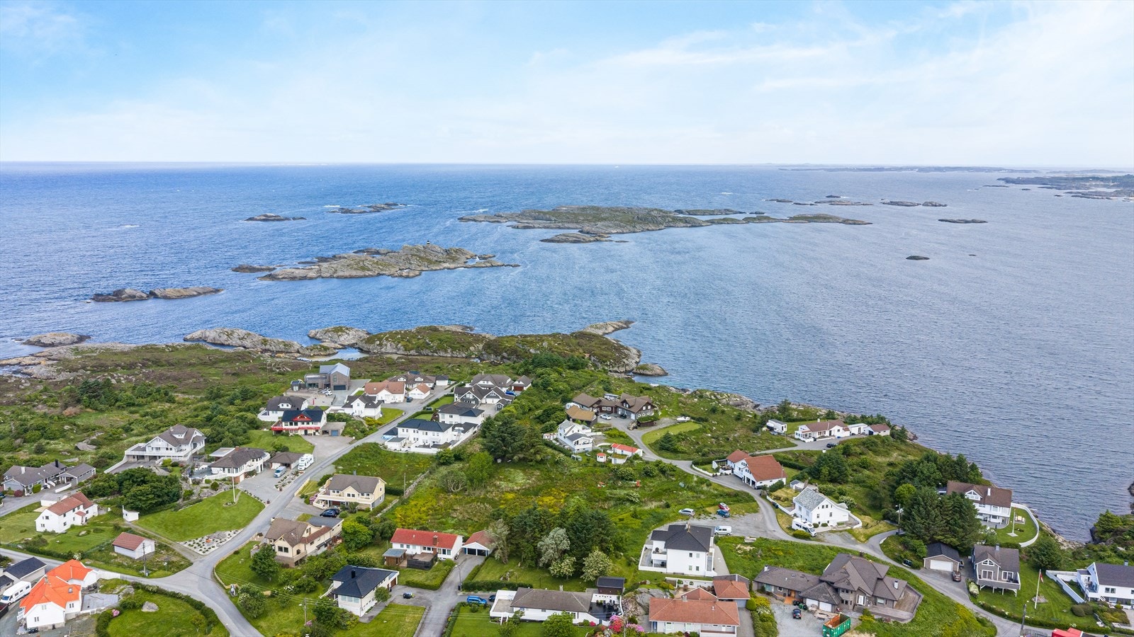 En idyllisk beliggenhet med umiddelbar nærhet til kystlandskapet. Galleribilde