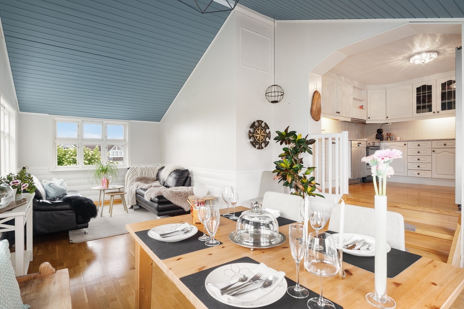 Spisestuen er et naturlig samlingspunkt med nærhet til både kjøkken og uteområde. Galleribilde