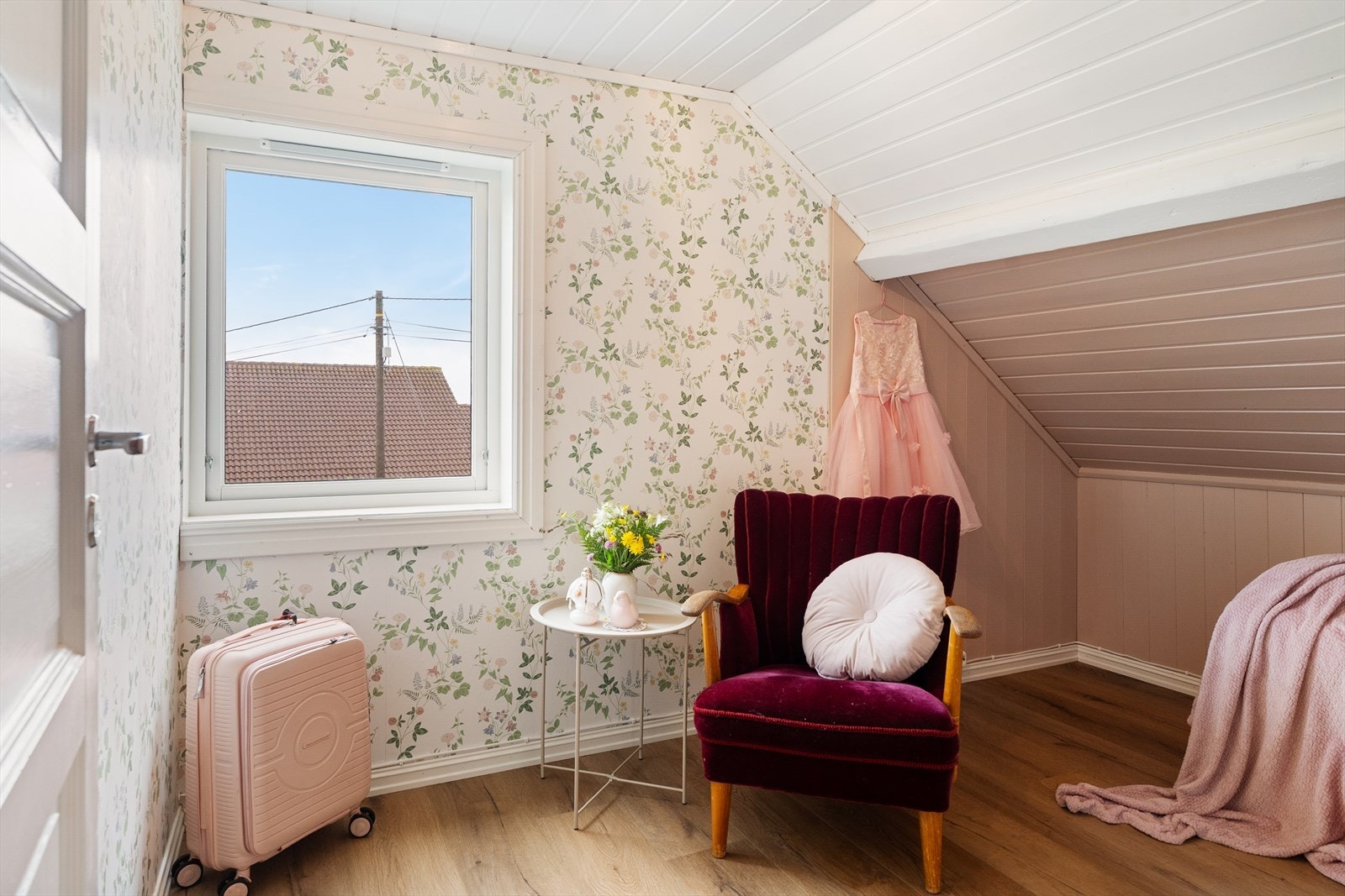 Soverom med sjarmerende skråtak og korkvinyl på gulvet. Galleribilde
