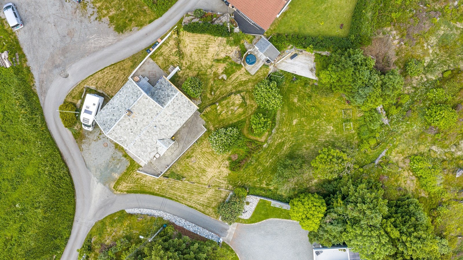Oversikt over tomten med hage og flere uteplasser. Her får du sol fra morgen til kveld. Galleribilde