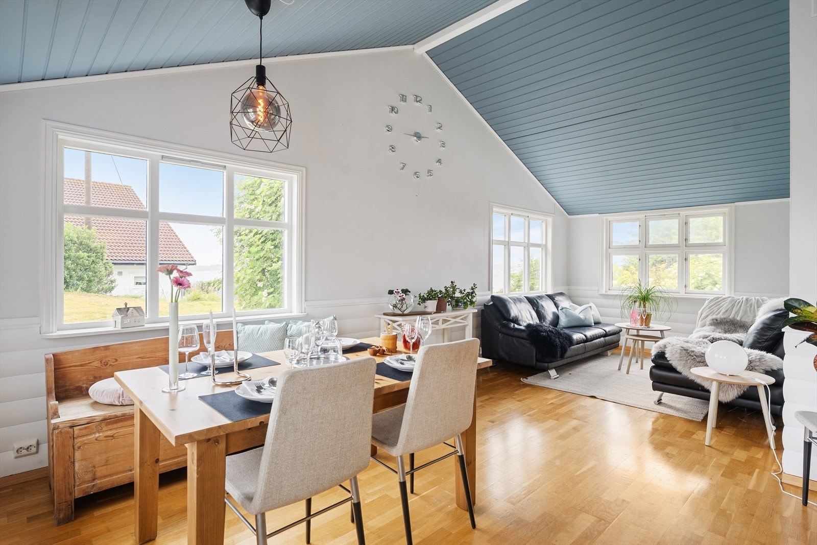 Flott stue med god takhøyde og romslig plass. Galleribilde