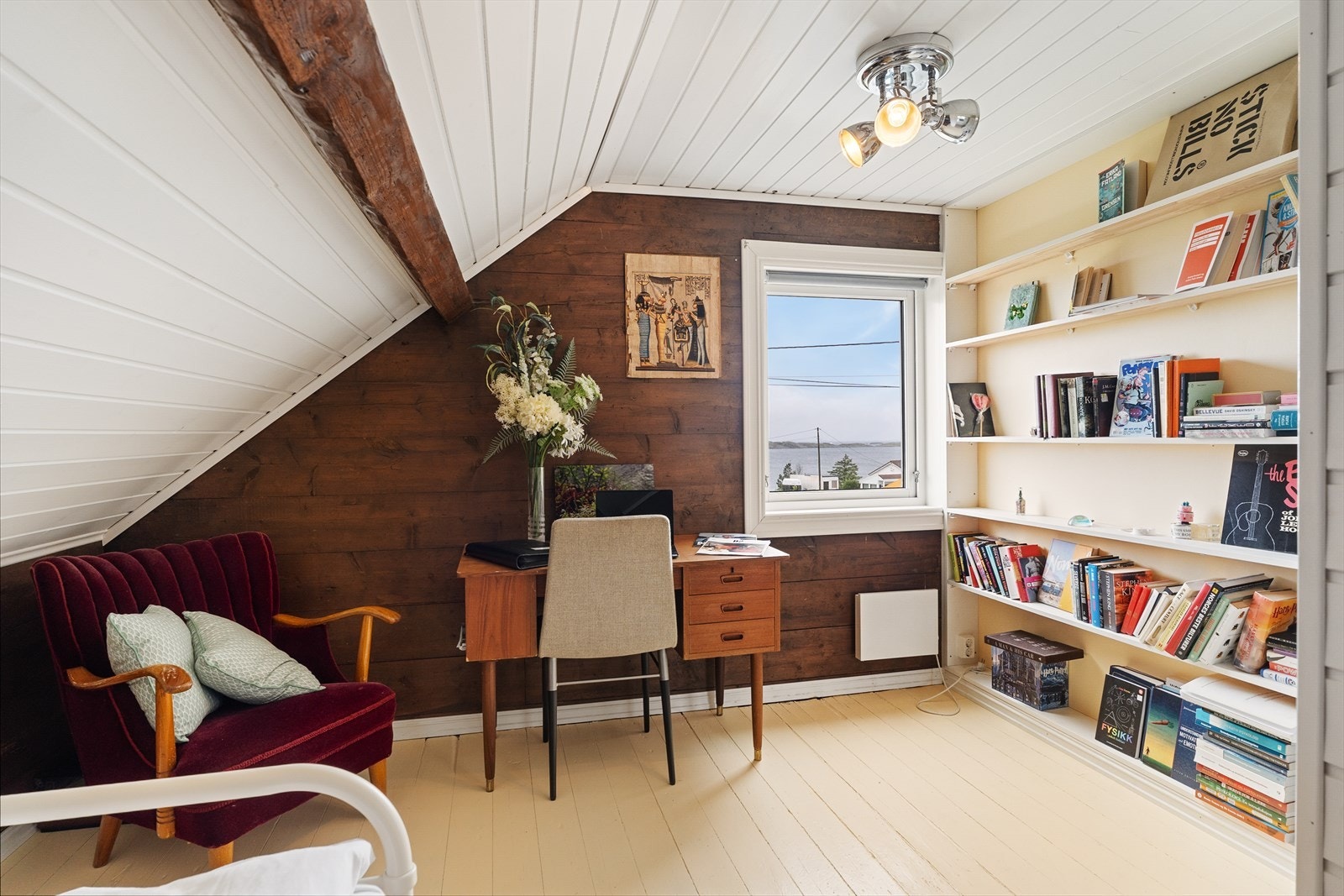 Et av rommene på loftet, i dag benyttet som kontor med plassbygde hyller. Galleribilde