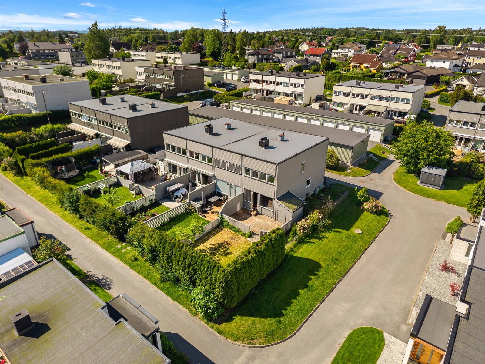 Det er kort vei til flere grønne områder og lekeplasser, som gir gode muligheter for utendørsaktiviteter for både store og små. Galleribilde