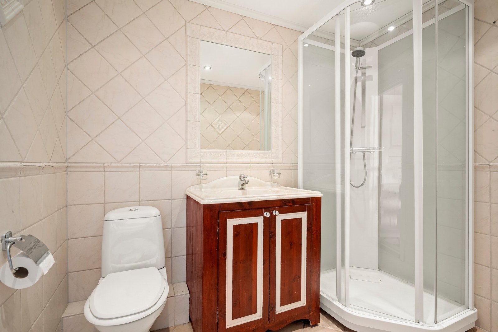 Badet i 2. etasje har flislagte vegger og gulv, malt innvendig tak og elektriske varmekabler. Galleribilde