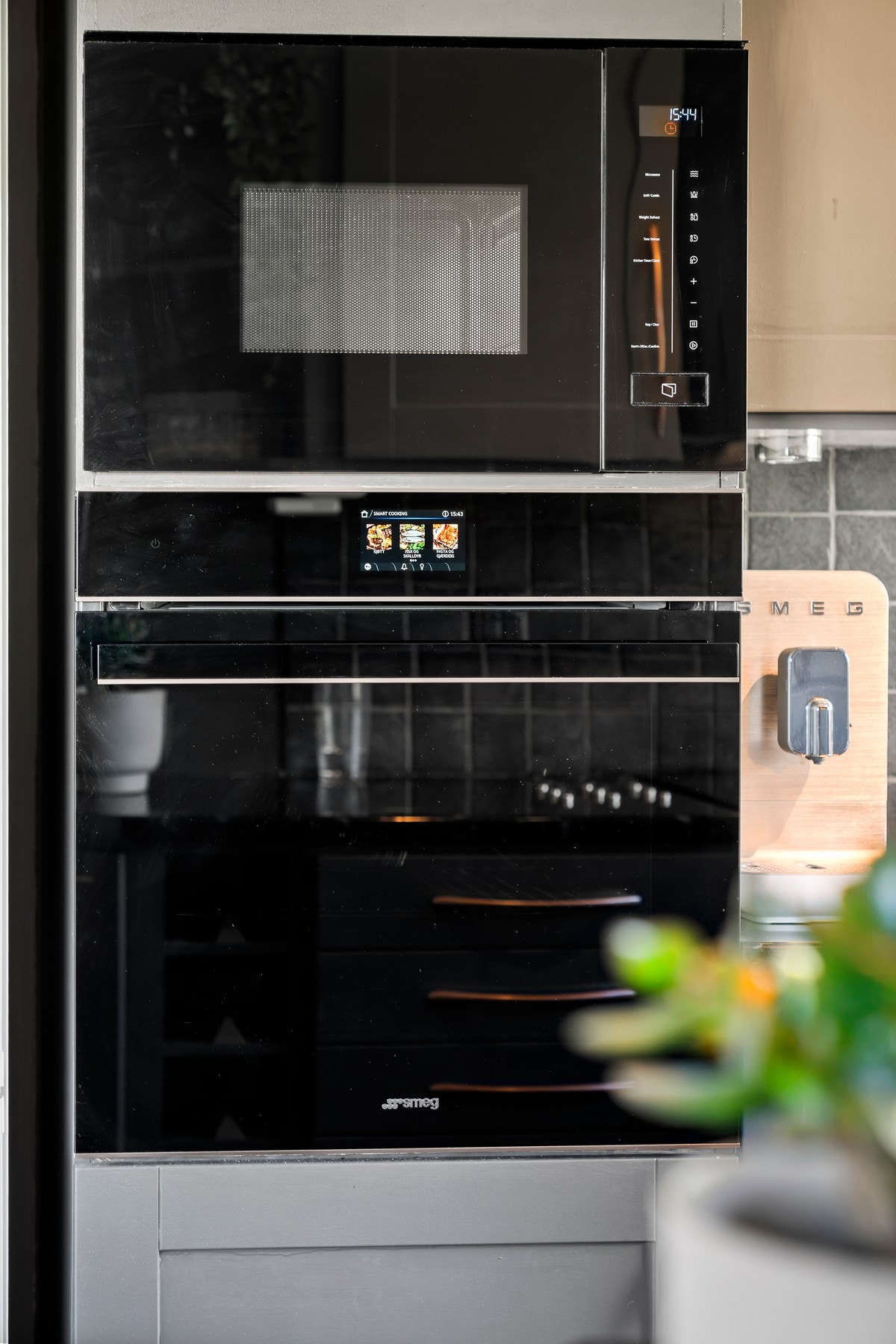 Kjøkkenet har integrerte hvitevarer som oppvaskmaskin, high-end stekeovn, mikrobølgeovn og platetopp, samt et frittstående kjøl/fryseskap. Galleribilde