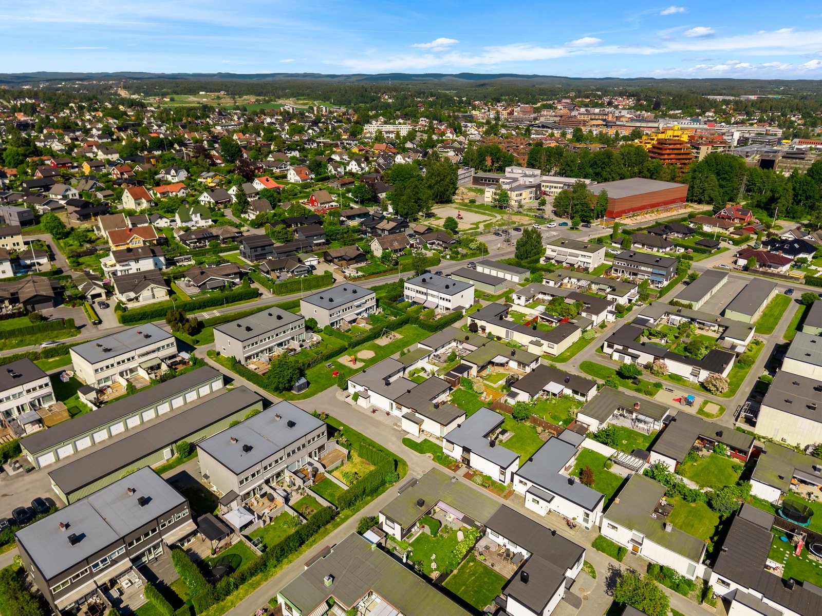 I nærområdet finnes det flere fritidstilbud, inkludert idrettsanlegg som Ski Idrettspark med fotballbaner, tennisanlegg og ishall. Galleribilde