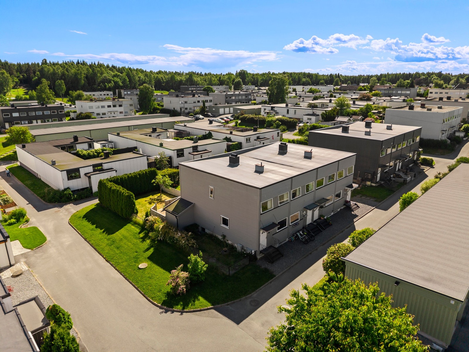 For familier med barn finnes det flere barnehager i nærheten, som Spilloppen, Villenga og Nordre Finstad barnehage, alle innen få minutters gange. Galleribilde