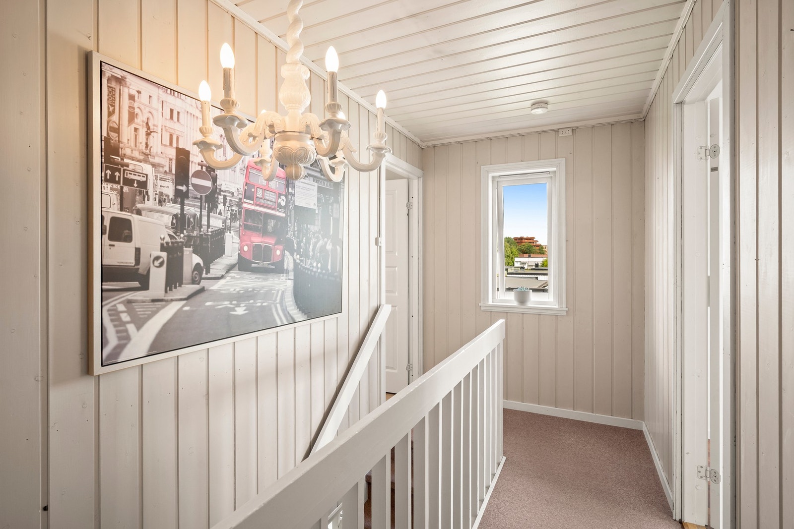 Velkommen opp i 2. etasje hvor man finner bad 1 og boligens tre soverom. Galleribilde