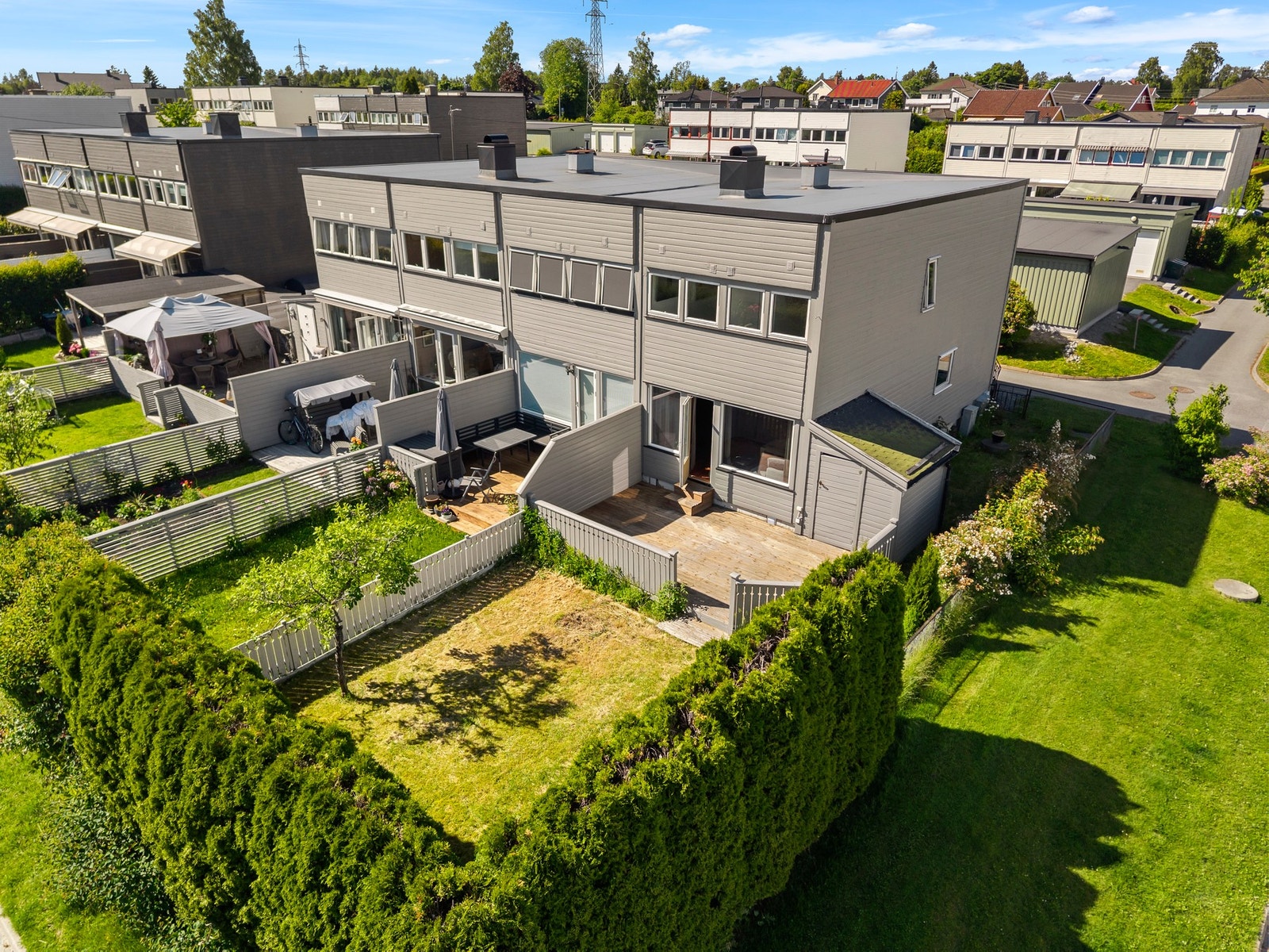 Området har en god blanding av boligtyper, fra eneboliger til rekkehus og leiligheter, og byr på et rolig og etablert bomiljø. Galleribilde
