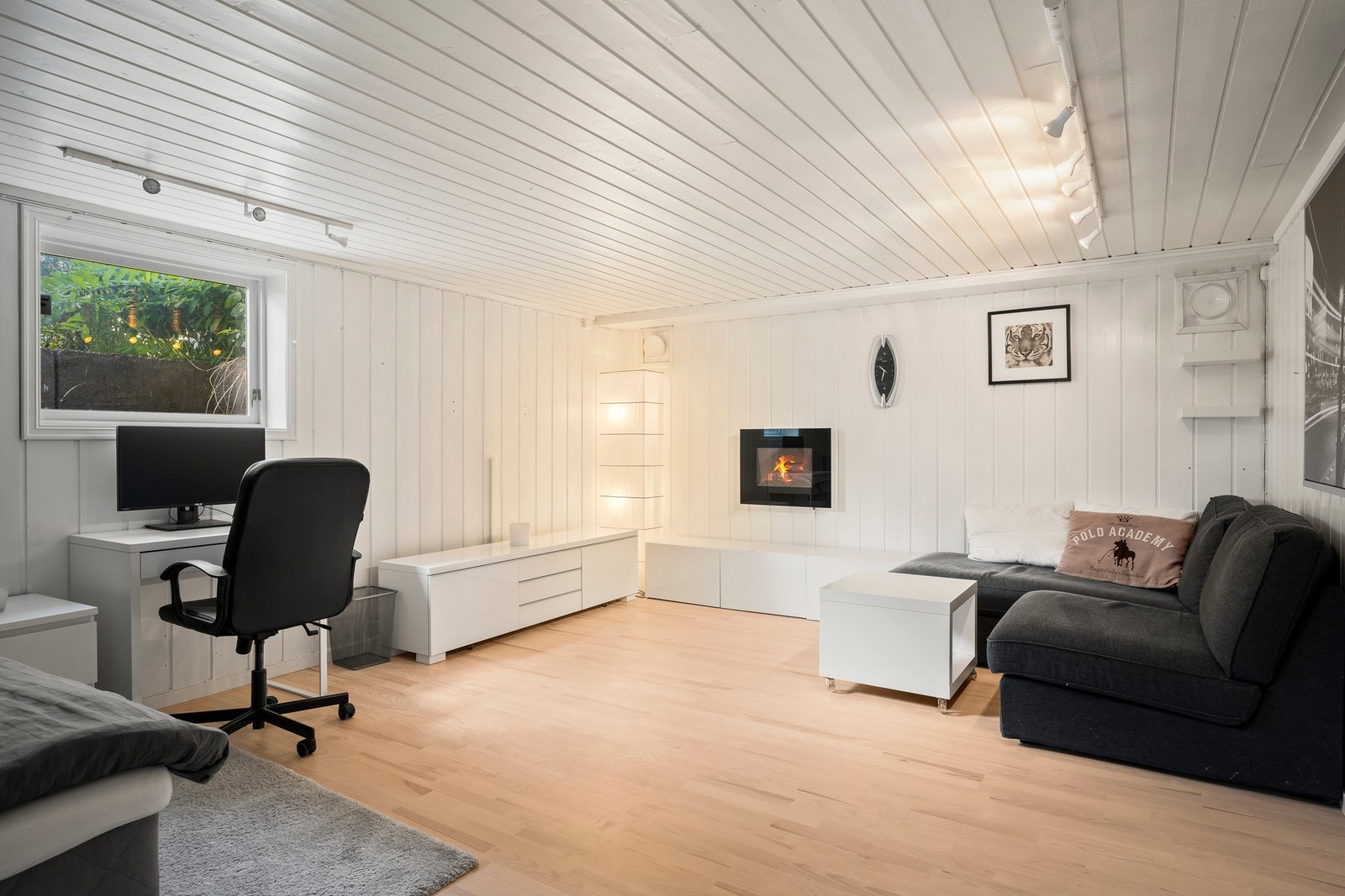 Kjellerstuen har parkett på gulv, malt trepanel og pussede, malte murflater på veggene, samt malt og umalt trepanel i himling. Galleribilde