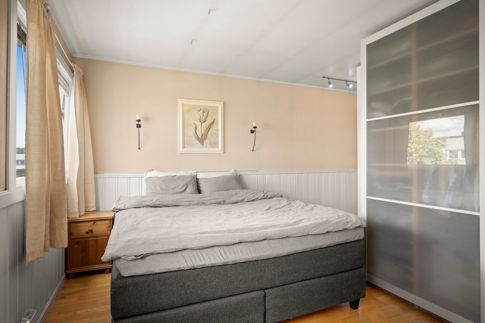 Hovedsoverom med god plass for dobbeltseng, nattmøbler, kommode og garderober. Galleribilde