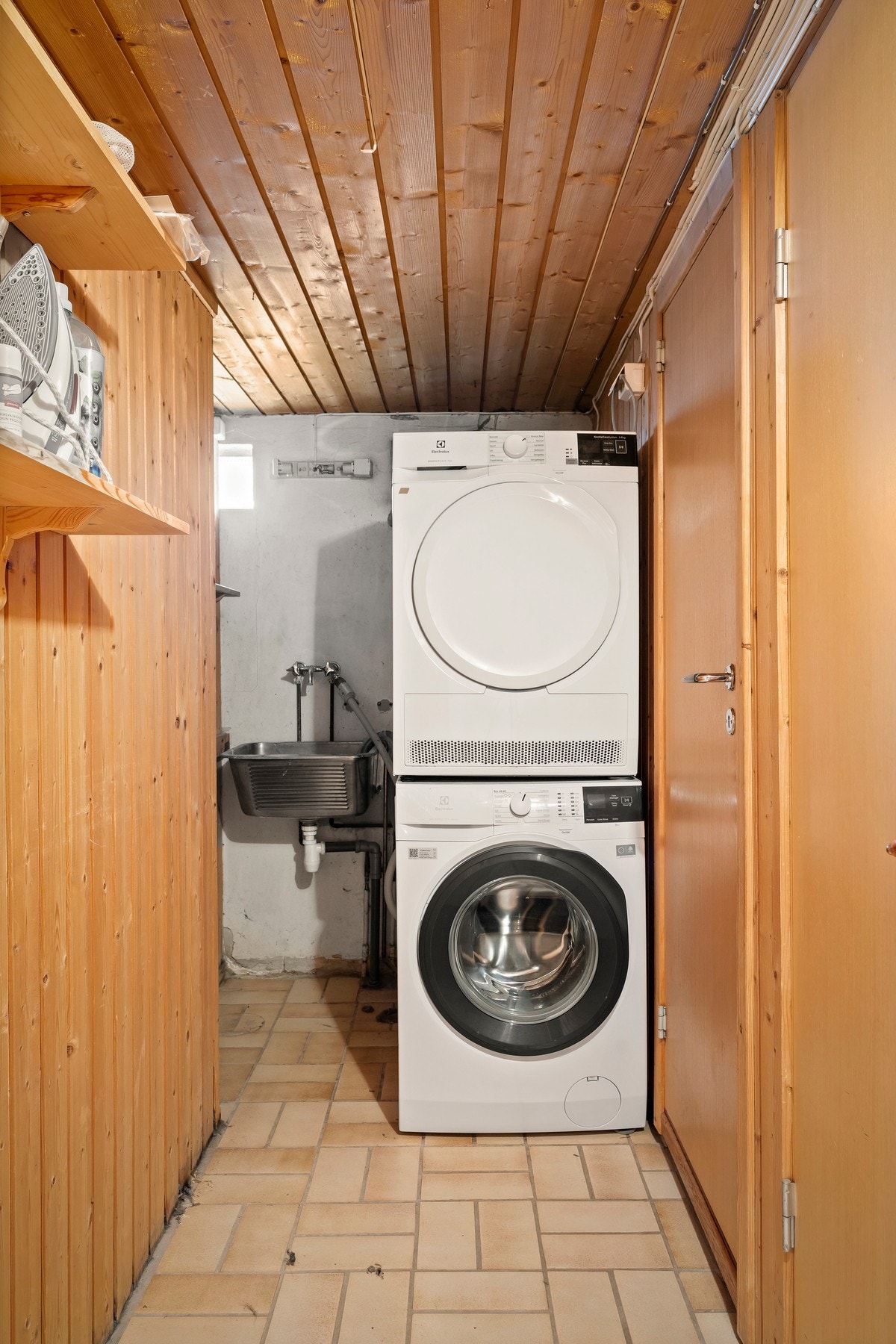 I underetasjen har man gode oppbevaringsmuligheter i boder i tillegg til opplegg for vaskemaskin og tørketrommel. Galleribilde