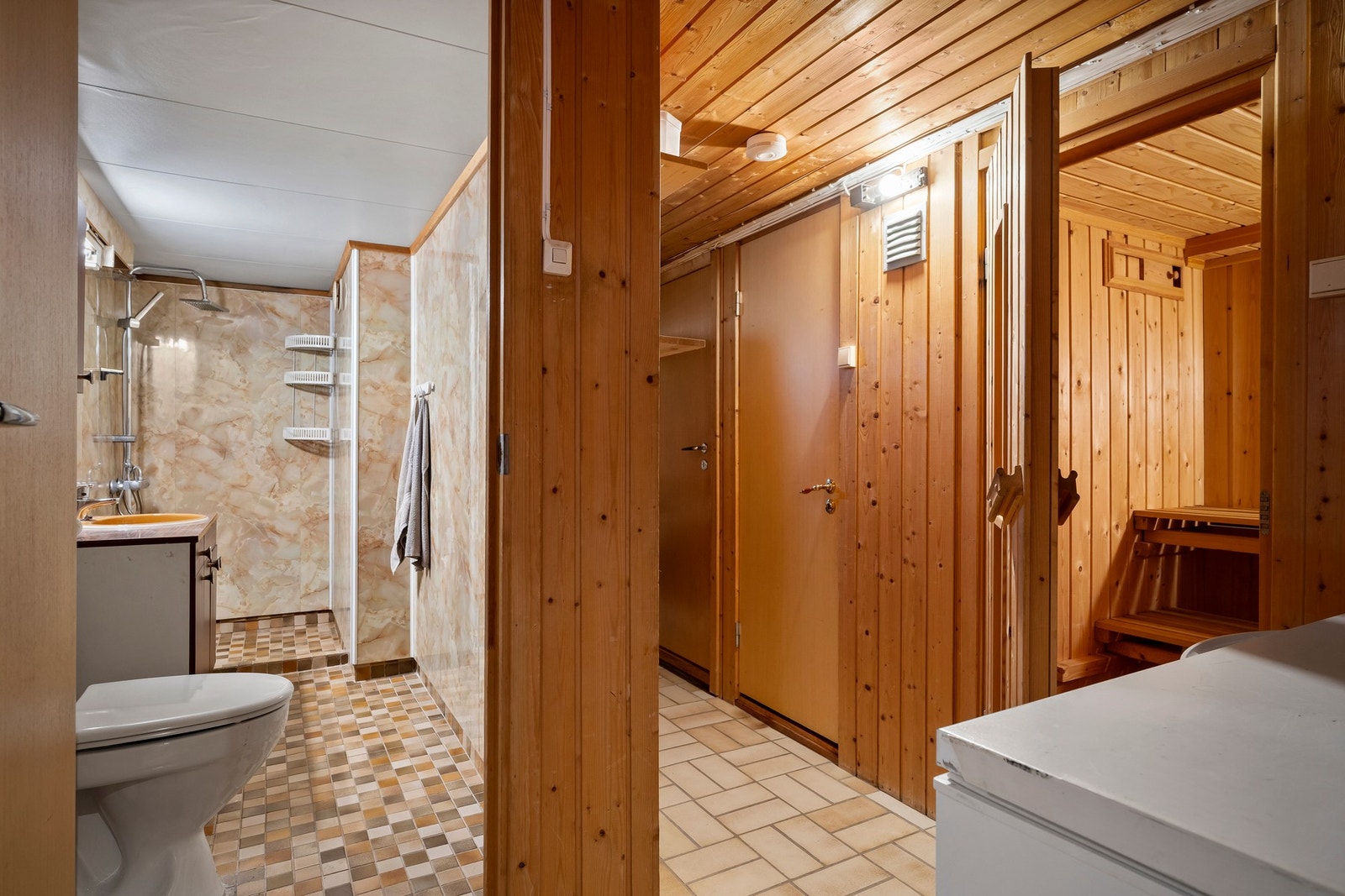 Badet i kjelleren har flislagt gulv med varmekabler, og baderomsplater på veggene, samt slette himlingsplater i taket. Galleribilde