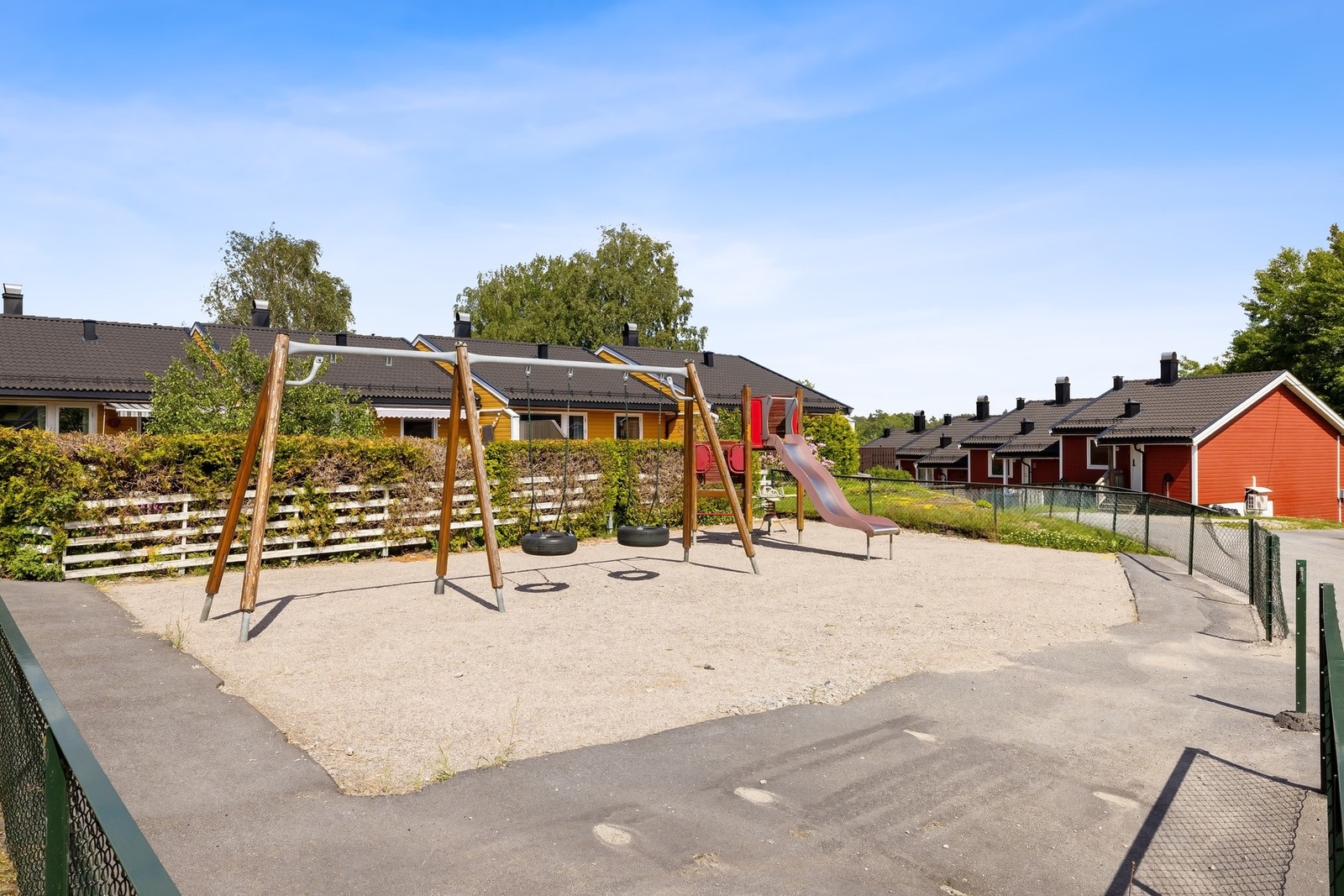 Hyggelig nærmiljø og lekeplass for barna. Galleribilde