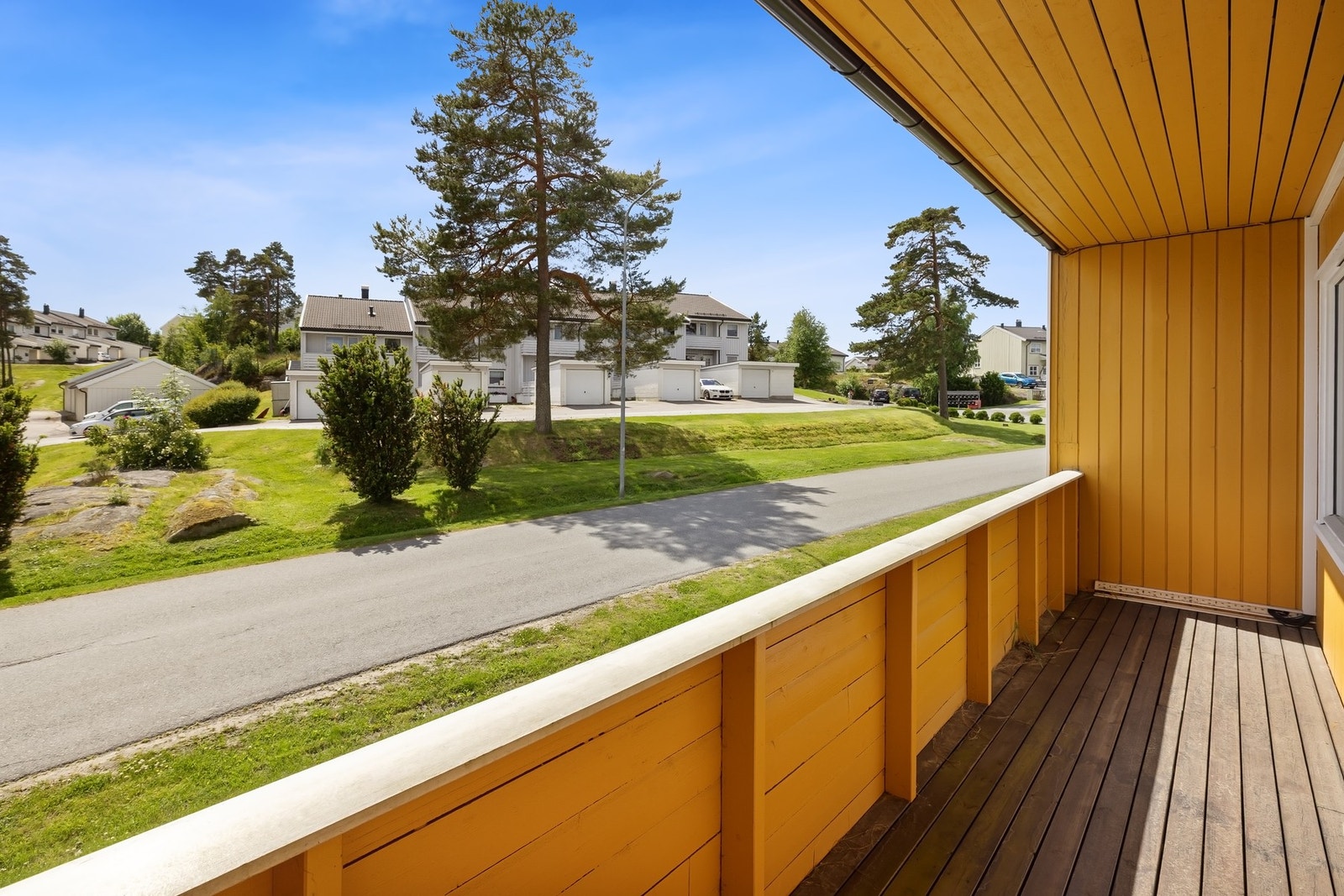 Fra stuen er det utgang til en hyggelig veranda med overbygg. Galleribilde