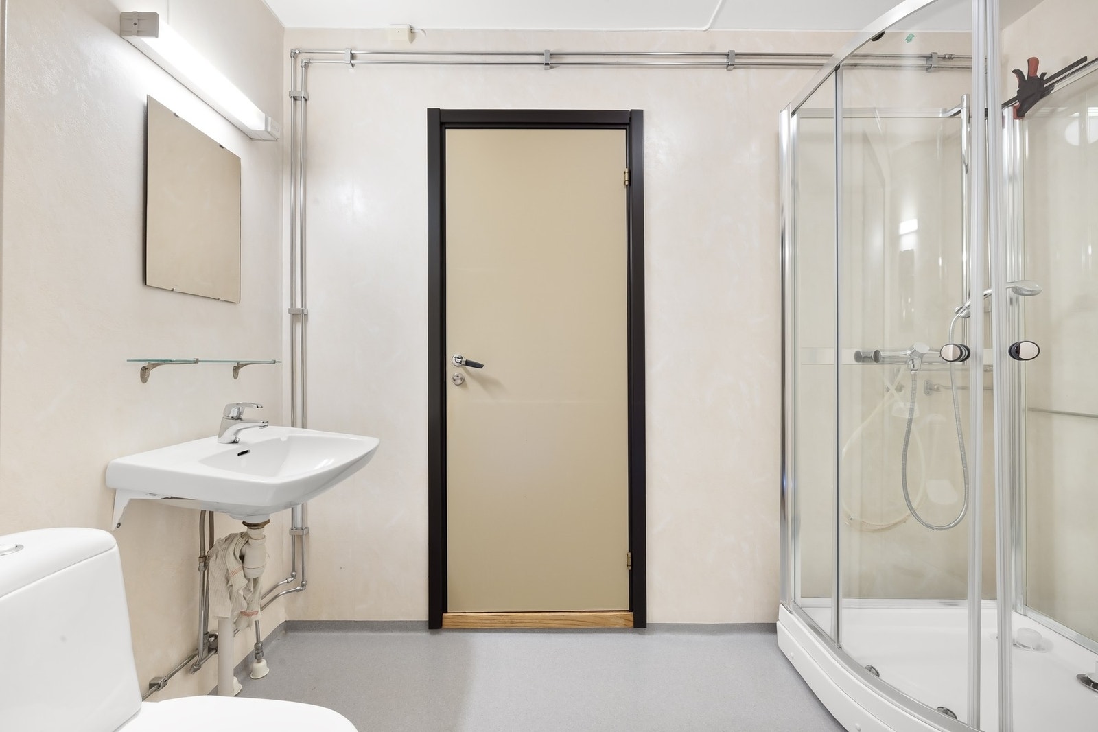 Bad med servant, toalett, dusjkabinett og opplegg for vaskemaskin. Det er naturlig ventilering. Galleribilde