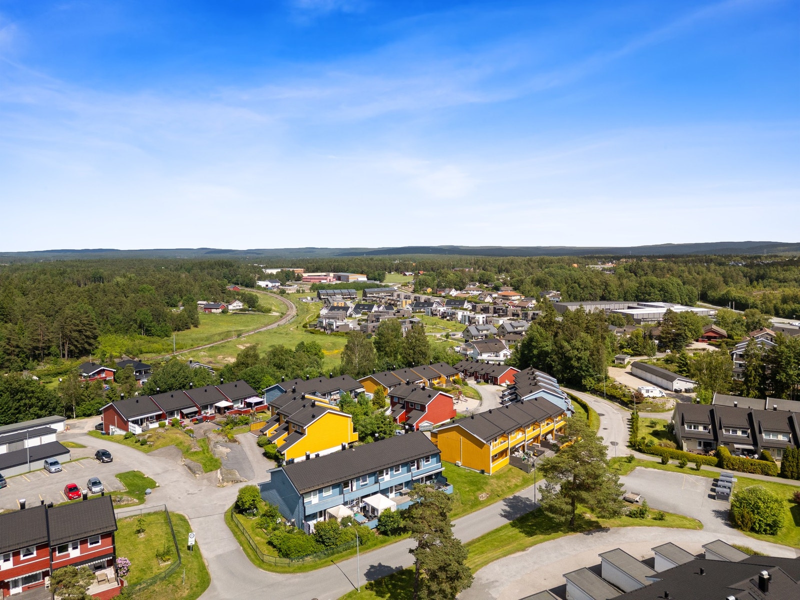 Her bor du sentralt med gangavstand til skole, barnehage, butikk og idrettshall. Det er også kort vei til Skjeberg Golfklubb. Galleribilde