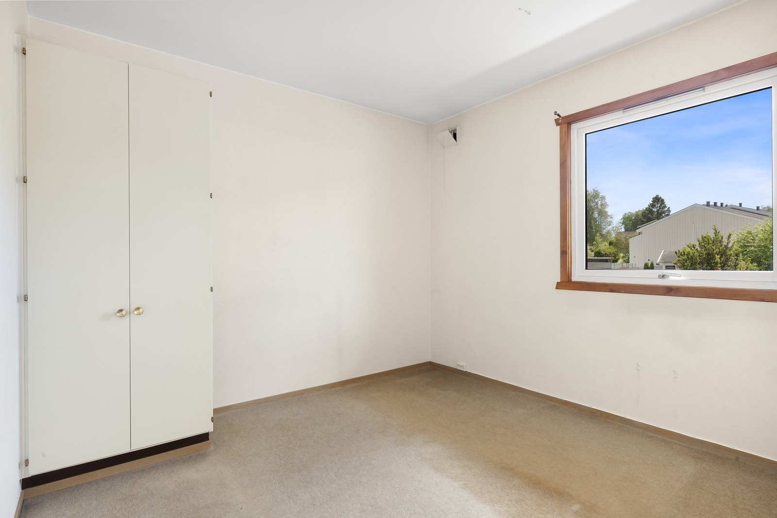 Soverom med plass til dobbeltseng og garderobeskap. Galleribilde