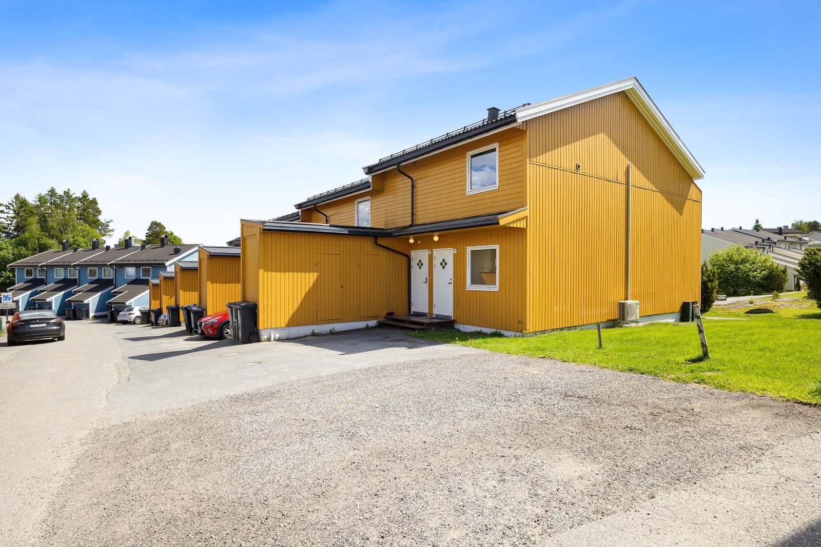 Boligen disponerer parkering i felles garasjeanlegg, samt tilgang til biloppstillingsplasser utendørs. Galleribilde