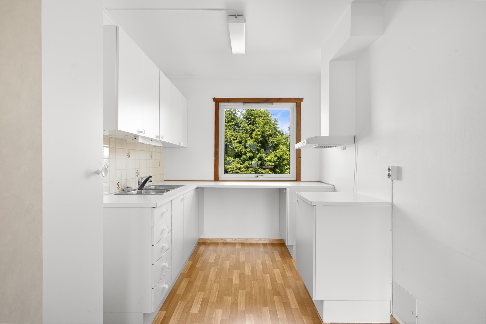 Kjøkkenet har en enkel standard med innredning av glatte fronter. Benkeplaten er av laminat. Galleribilde