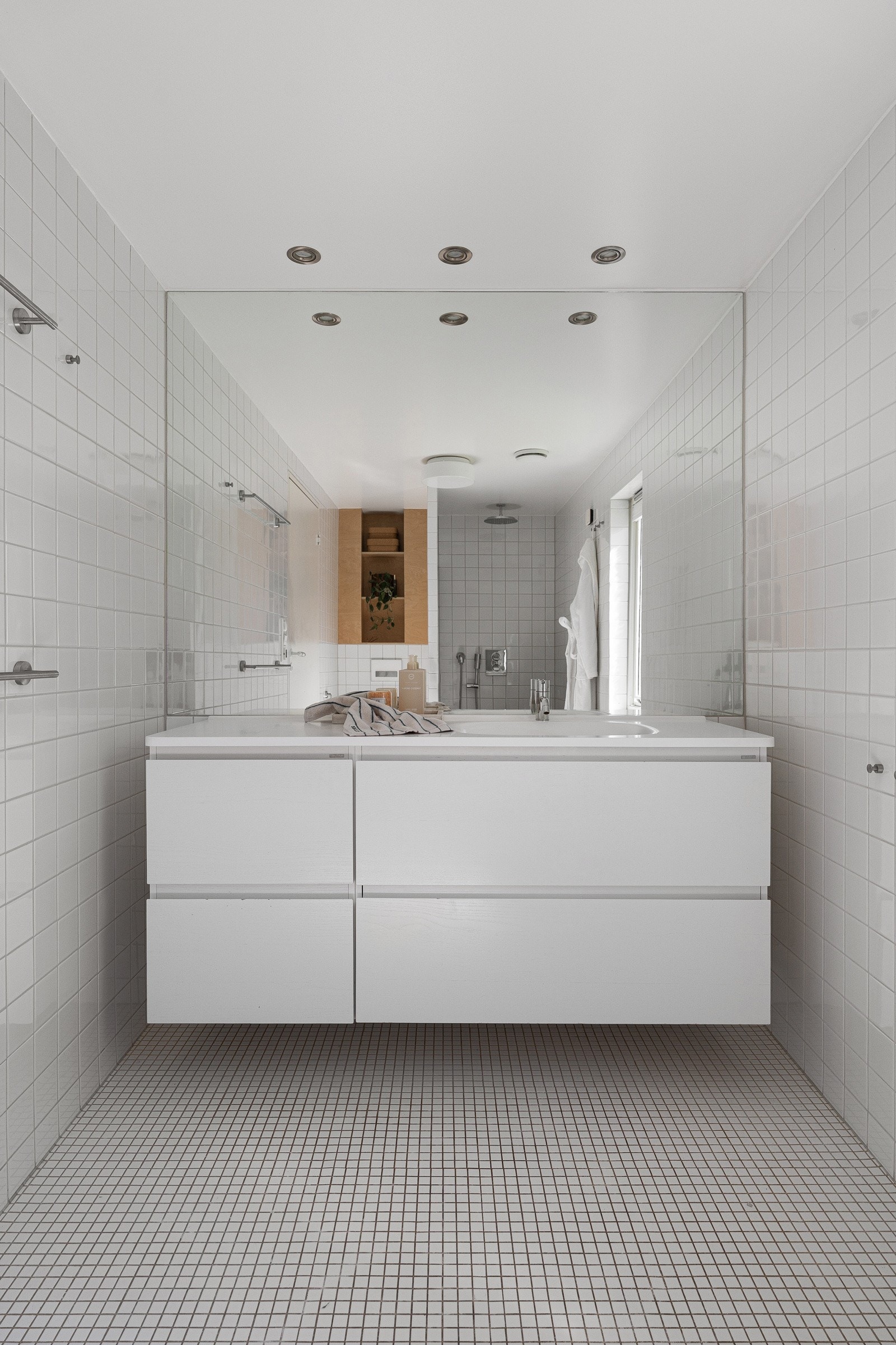 En stilren innredning og nøytralt fargevalg gir en eksklusiv hotellfølelse, samtidig som rommet er praktisk tilpasset en aktiv hverdag.
