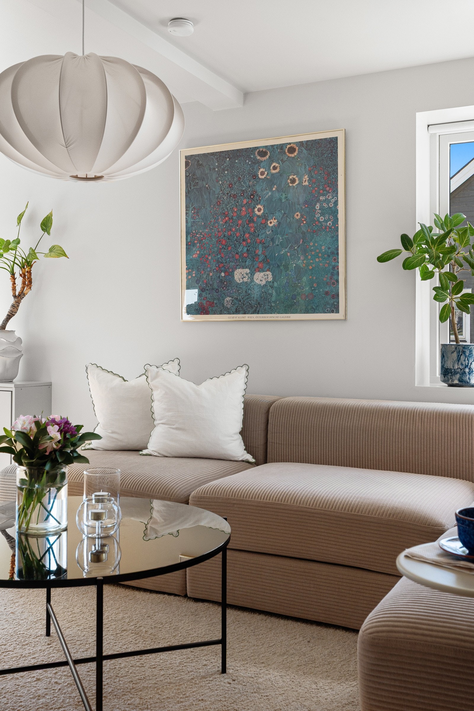 Med et dempet og tidløst fargevalg får du en stue som står seg godt over tid og gjør det enkelt å oppgradere uttrykket med tekstiler og kunst.